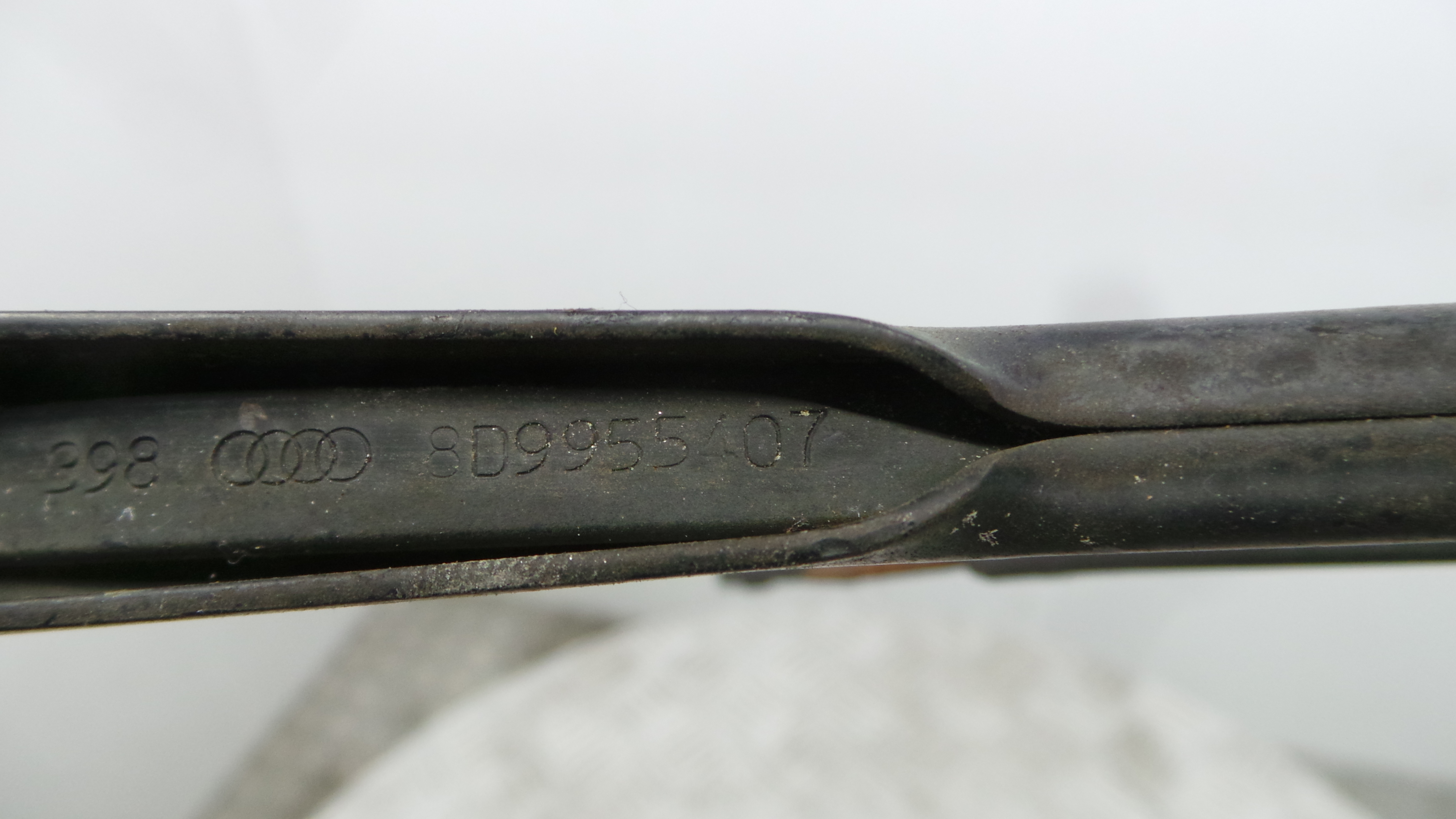 Braço Traseiro Para Brisas 8D9955407 - AUDI A3 (8L1)-36593366