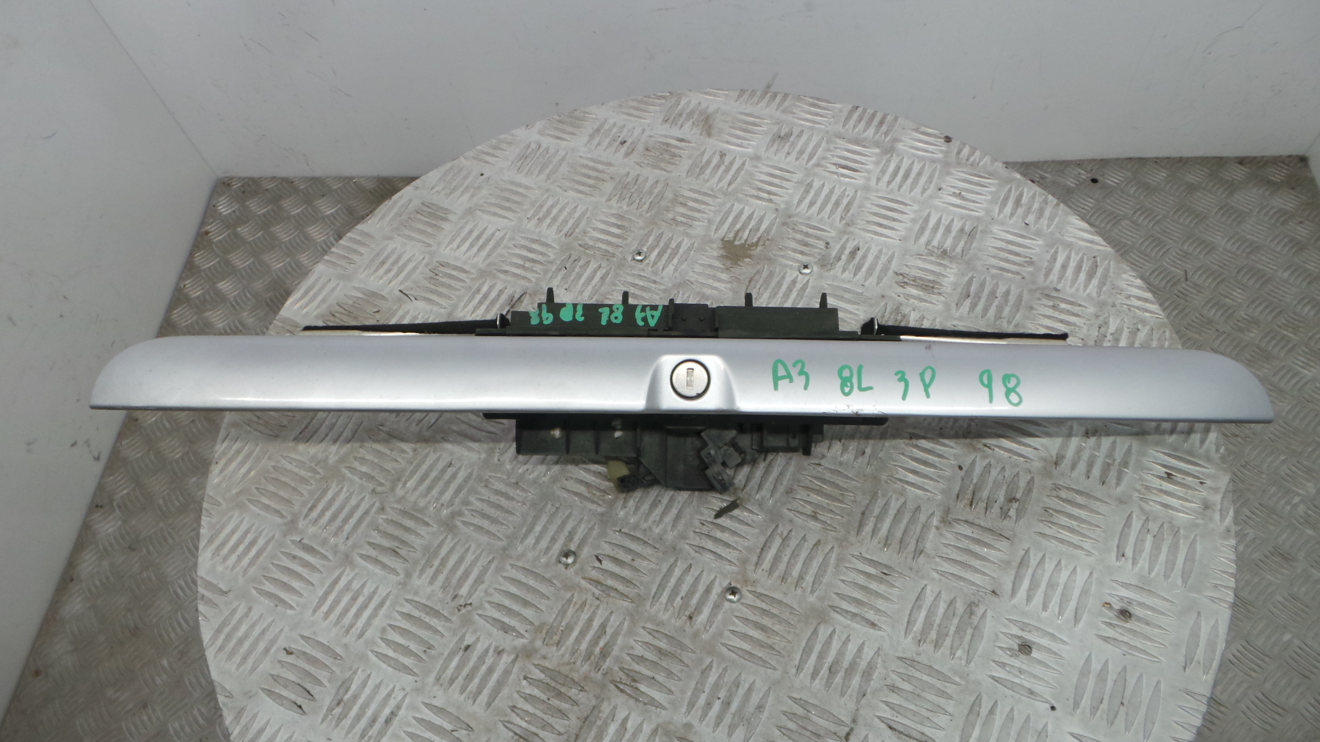 Puxador Exterior da Tampa da Mala 8D9827574 - AUDI A3 (8L1)-36593372