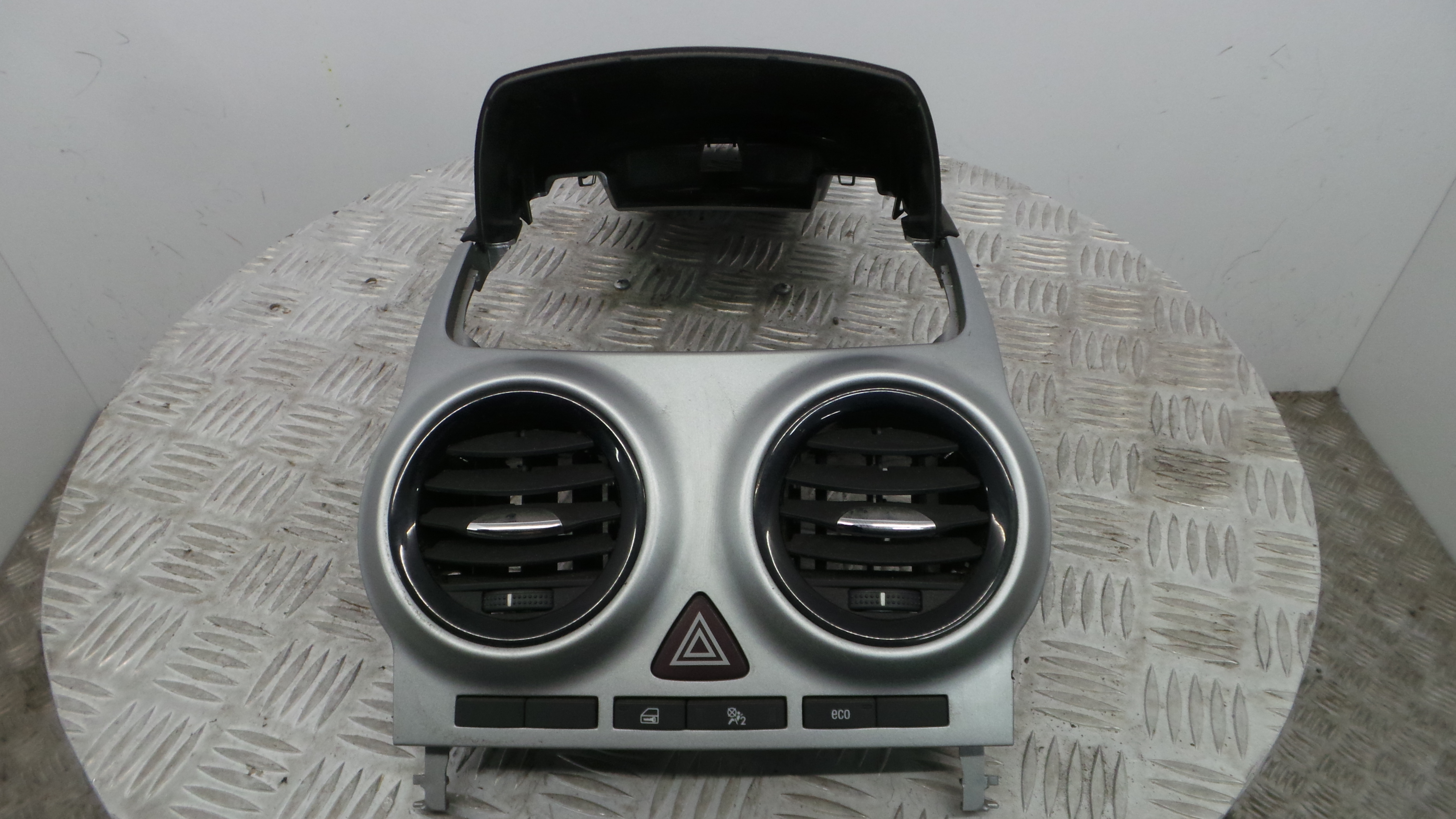Consola central Tablier  13295005 - OPEL CORSA D (S07)-36196565 Consola central Tablier  13295005 - OPEL CORSA D (S07)-36196565