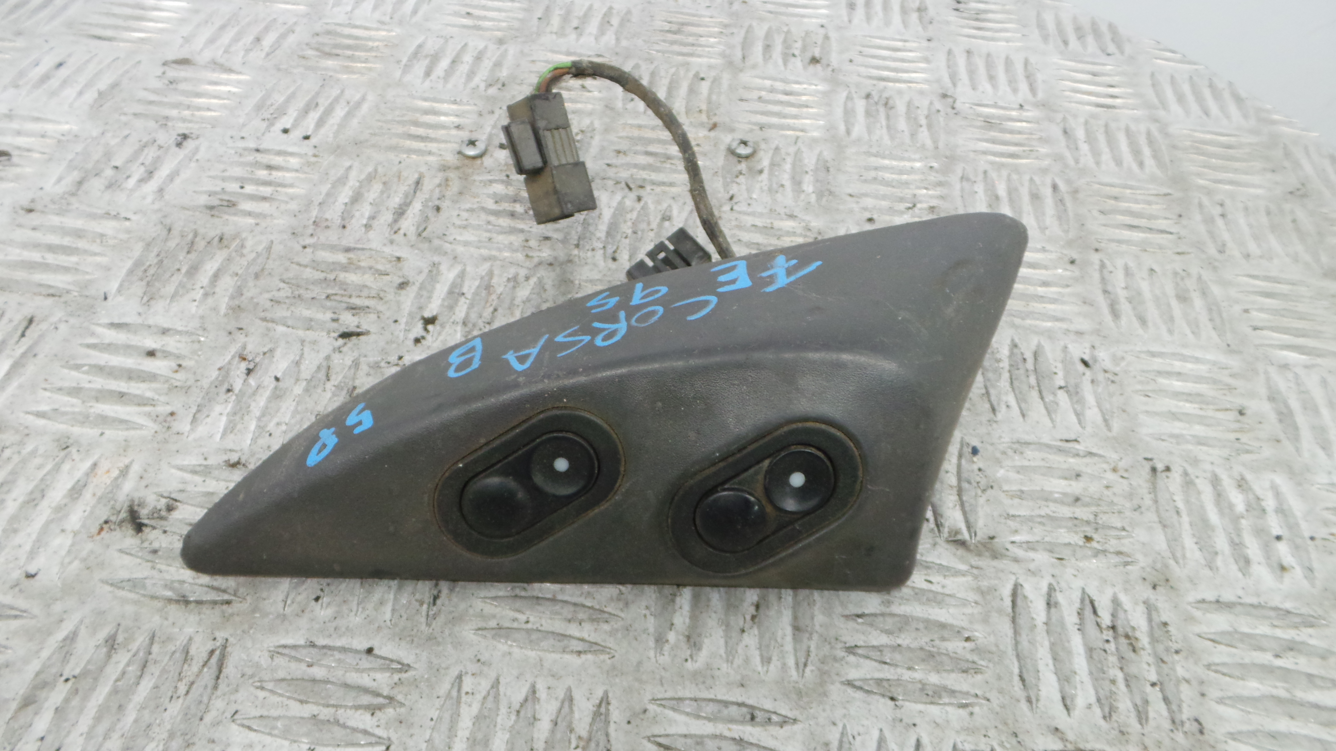 Interruptor / Comando Elevador Vidro Frente Esq 90431007 - OPEL CORSA B (S93)-36217093 Interruptor / Comando Elevador Vidro Frente Esq 90431007 - OPEL CORSA B (S93)-36217093