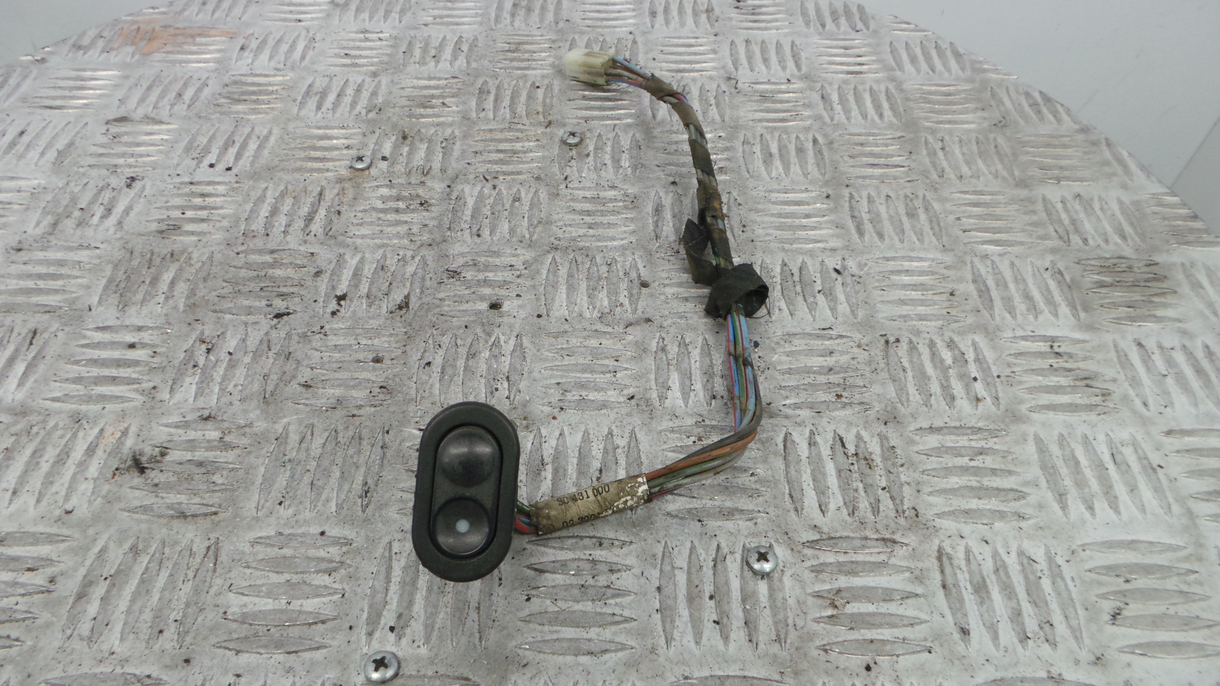 Interruptor / Comando Elevador Vidro Frente Dto 90431000 - OPEL CORSA B (S93)-36217095 Interruptor / Comando Elevador Vidro Frente Dto 90431000 - OPEL CORSA B (S93)-36217095