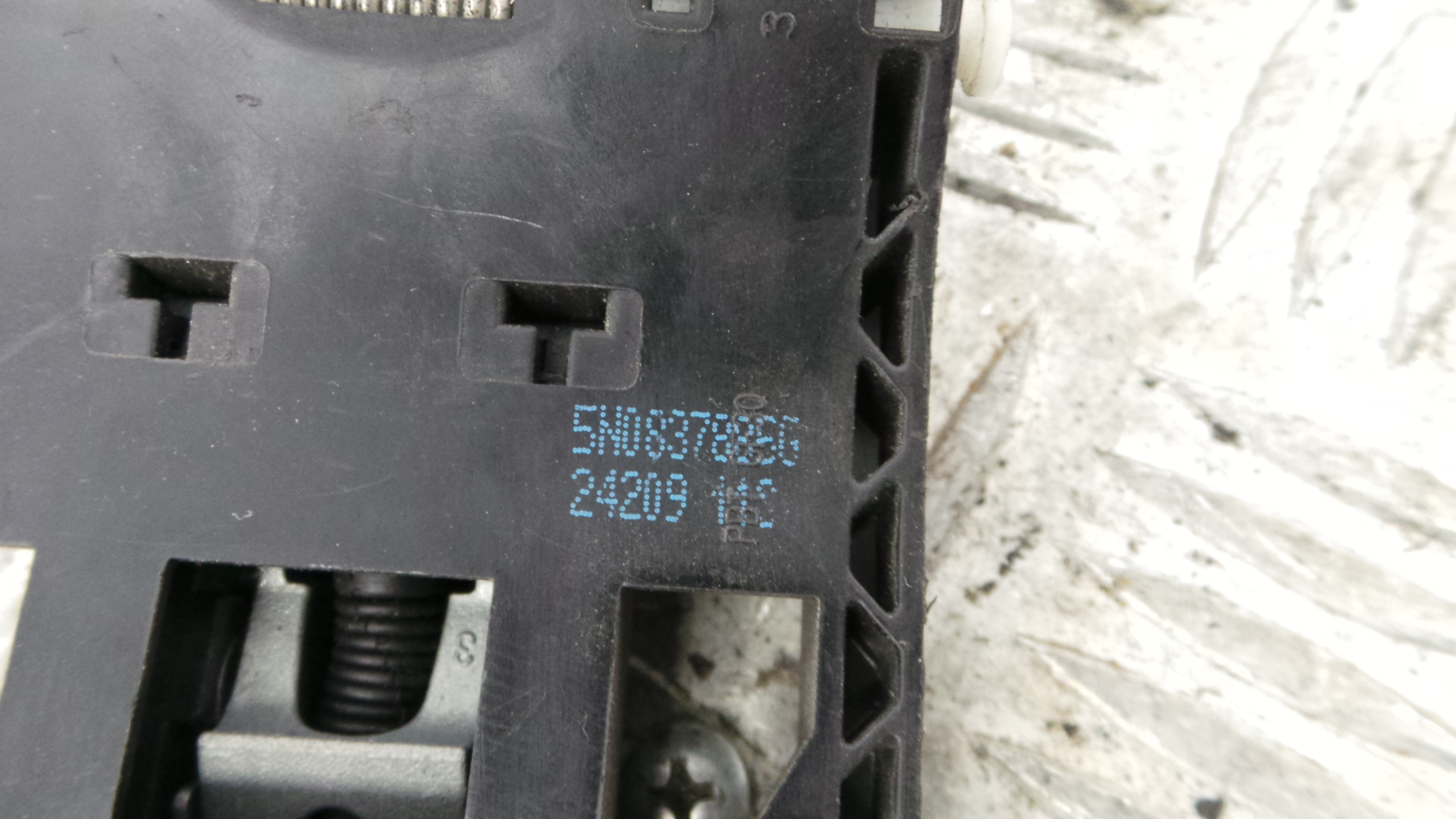 Fecho da Porta Frente Esq 5K1837015 - VW GOLF VI (5K1)-36231331