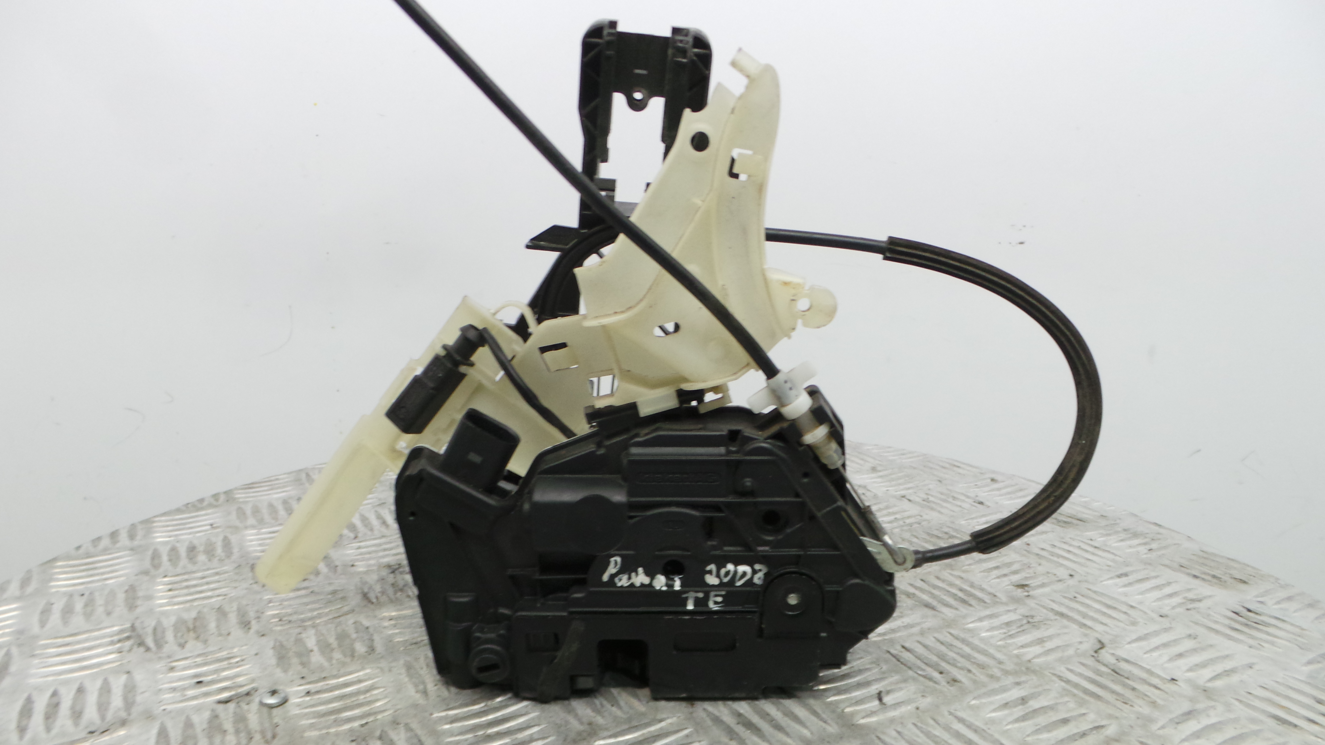 Fecho da Porta Trás Esq 5N0839015A - VW PASSAT B6 (3C2)-36237825 Fecho da Porta Trás Esq 5N0839015A - VW PASSAT B6 (3C2)-36237825