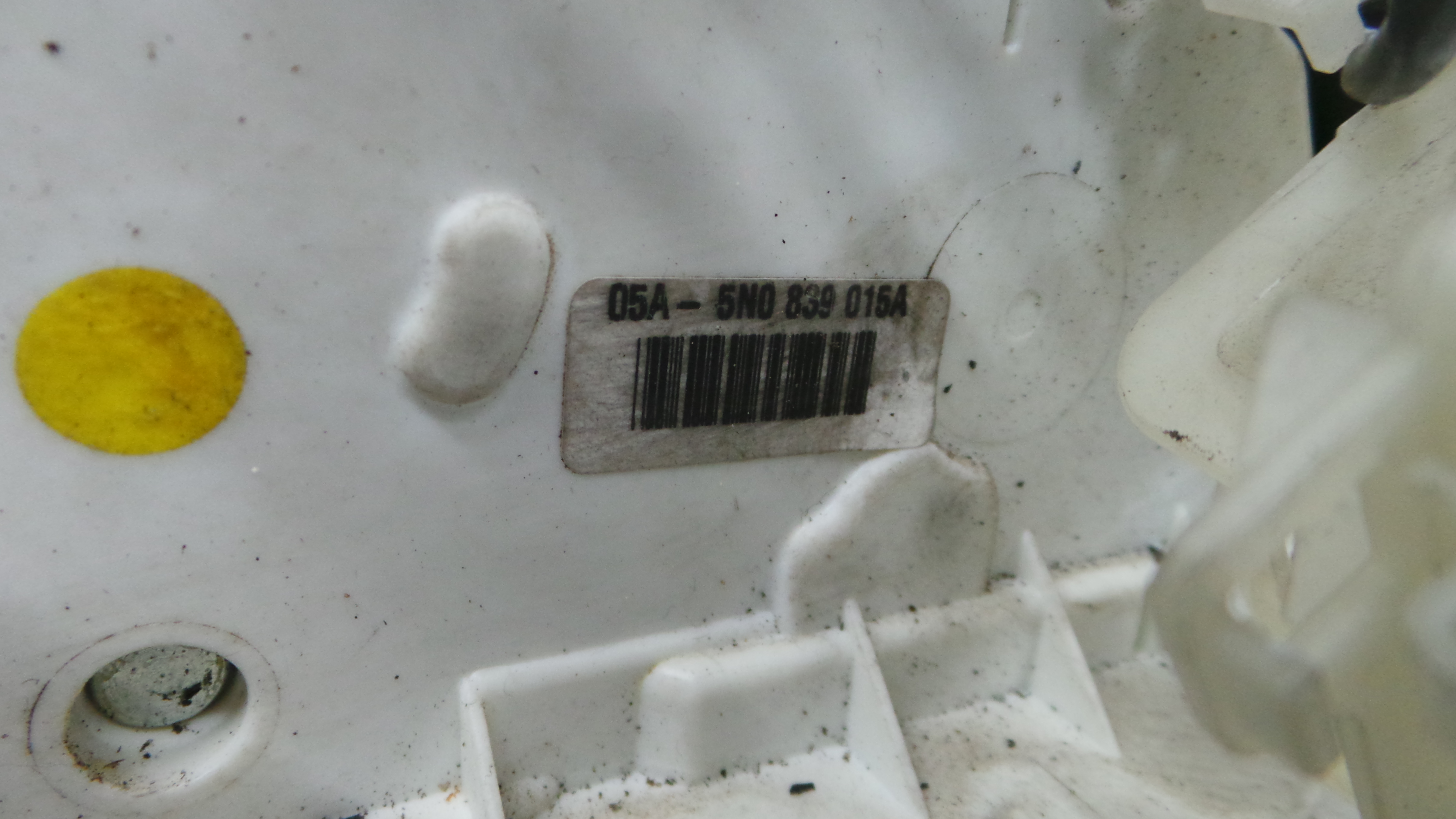 Fecho da Porta Trás Esq 5N0839015A - VW PASSAT B6 (3C2)-36237825