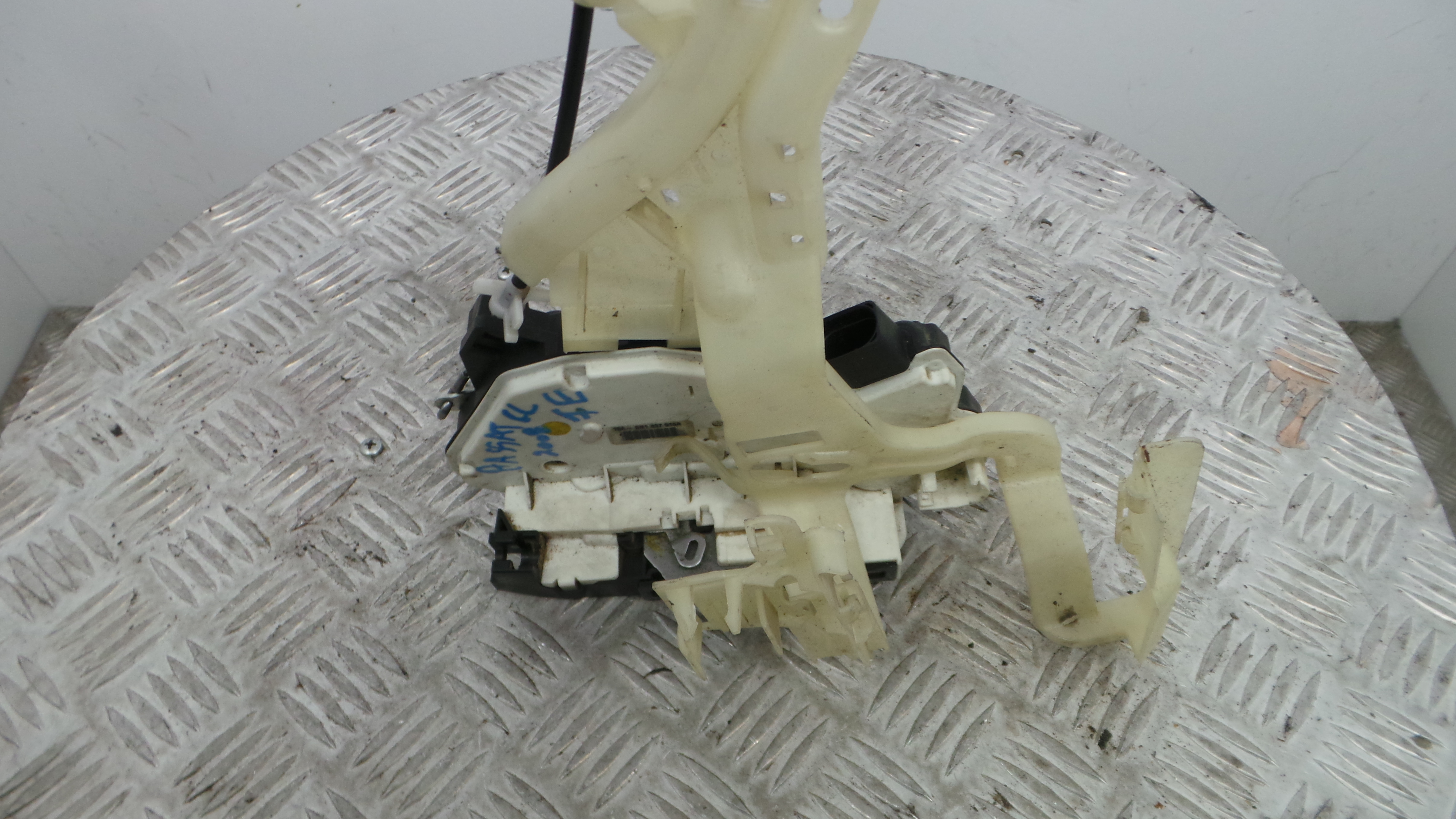 Fecho da Porta Frente Esq 5N1837015A - VW PASSAT CC B6 (357)-36237853