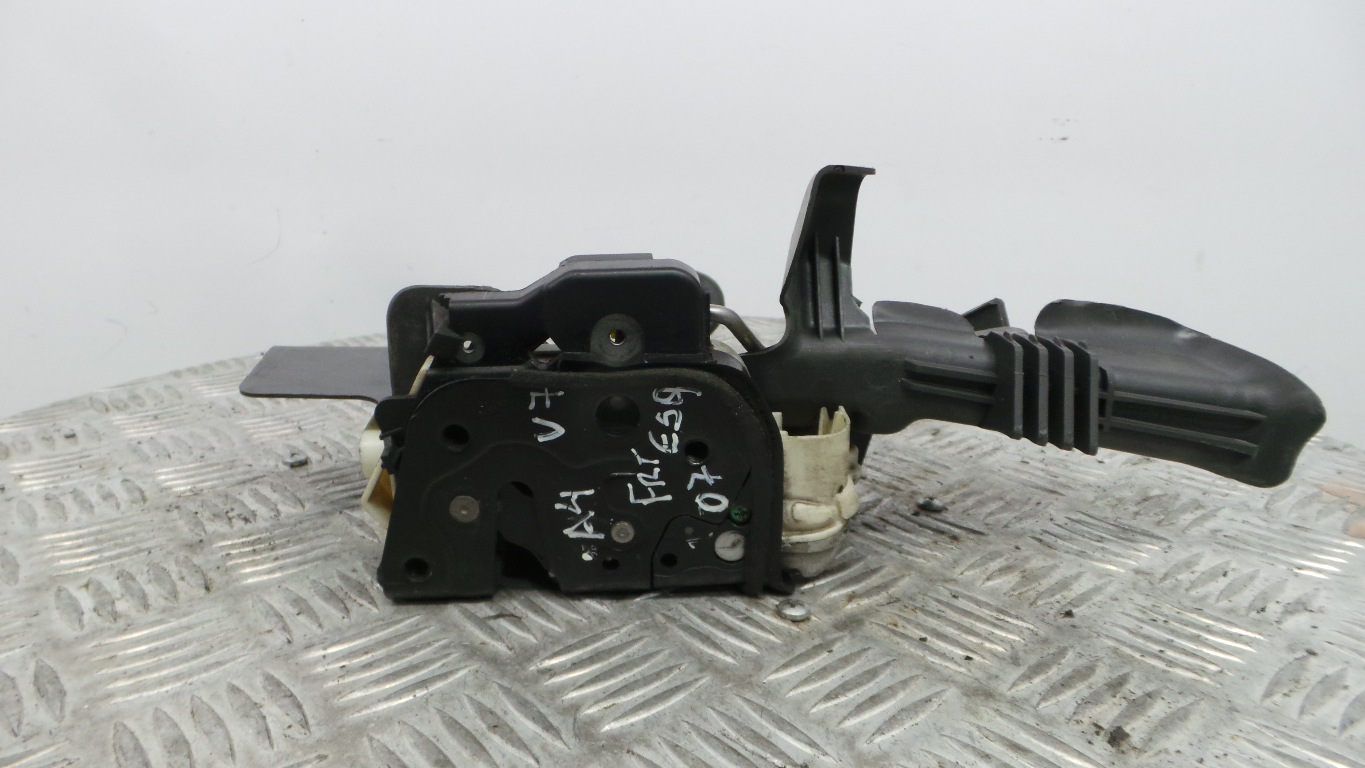 Fecho da Porta Frente Esq 8E1837015AA - AUDI A4 B7 (8EC)-36240138