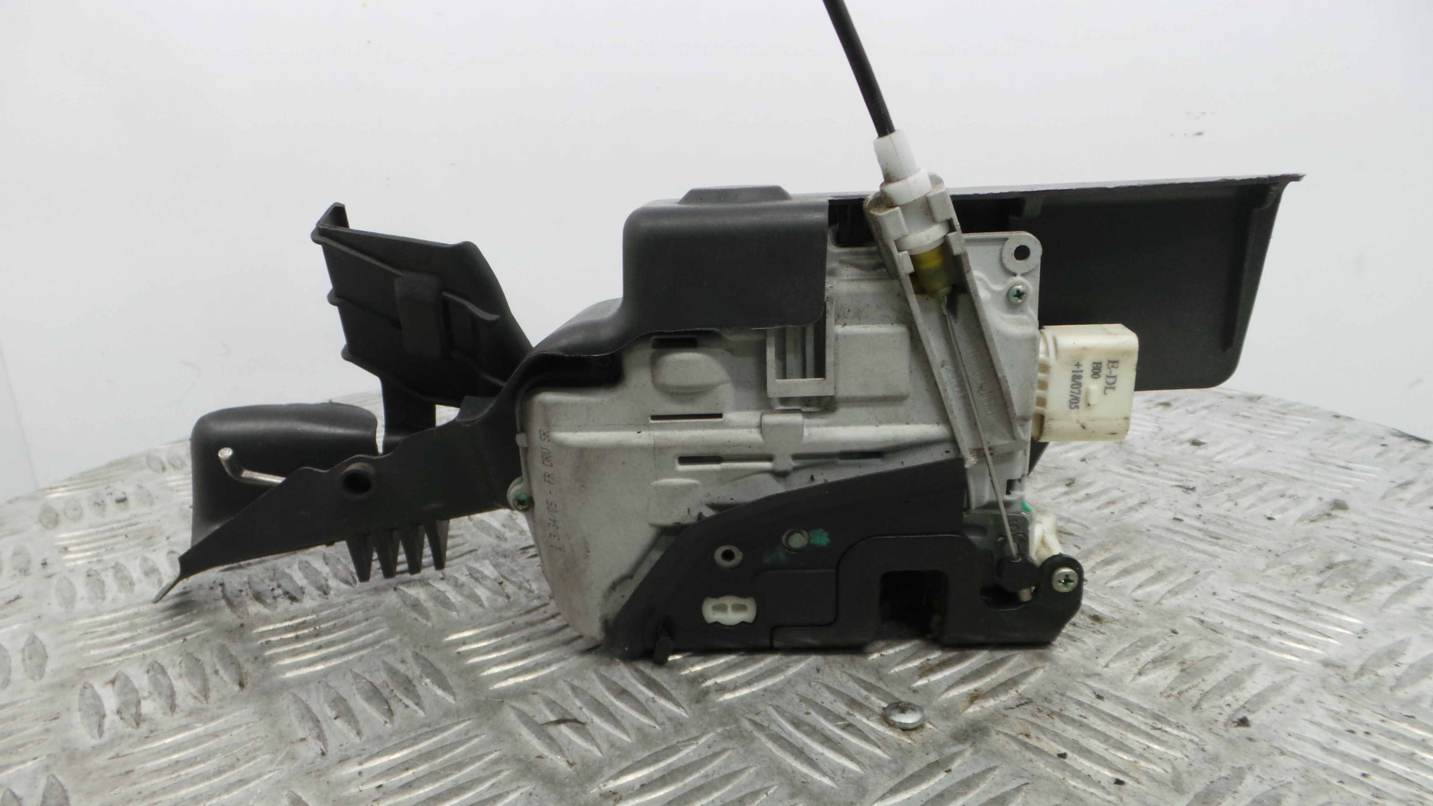 Fecho da Porta Frente Esq 8E1837015AA - AUDI A4 B7 (8EC)-36240138