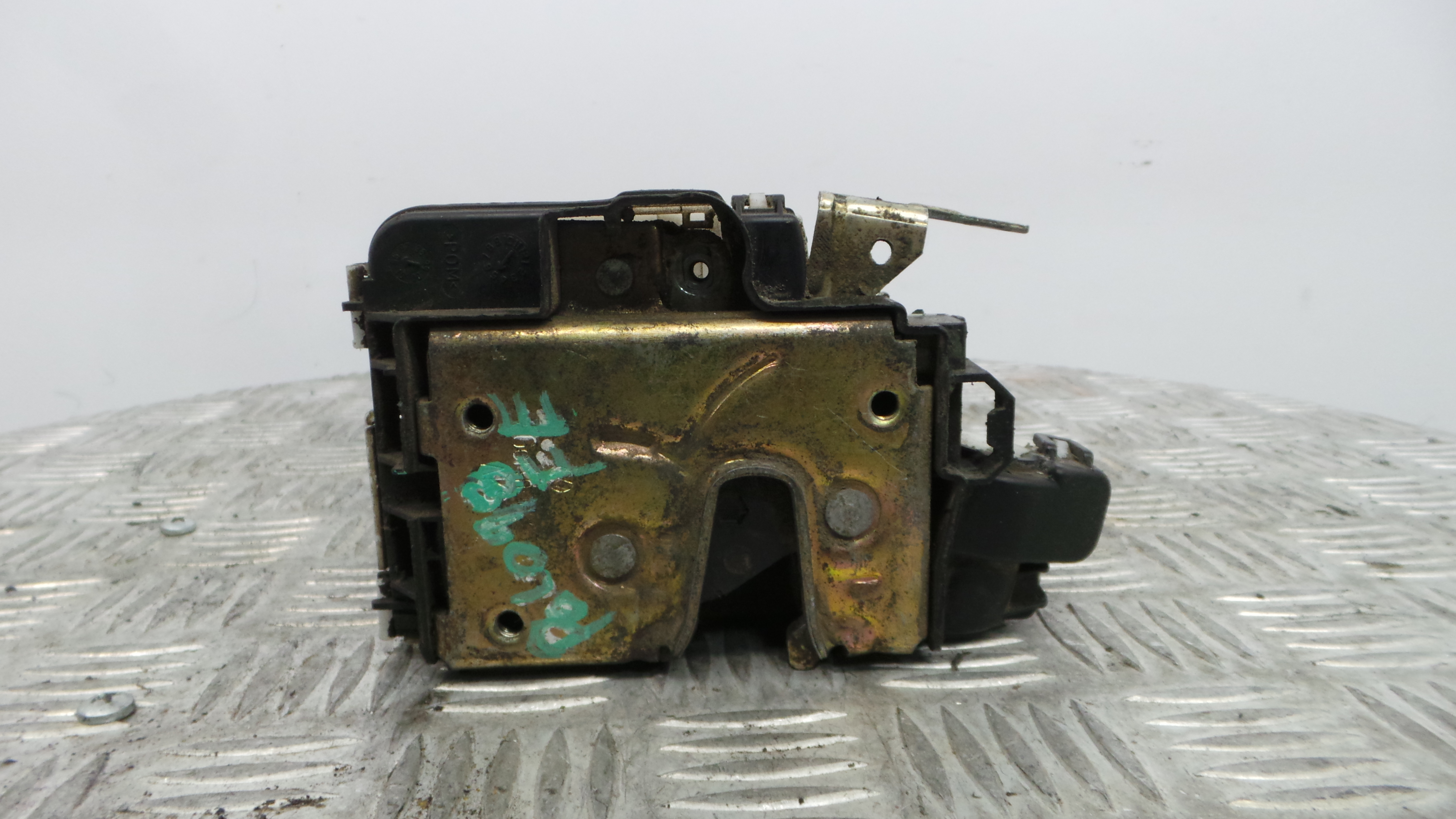 Fecho da Porta Frente Esq 6N1837015C - VW POLO III (6N1)-36240445