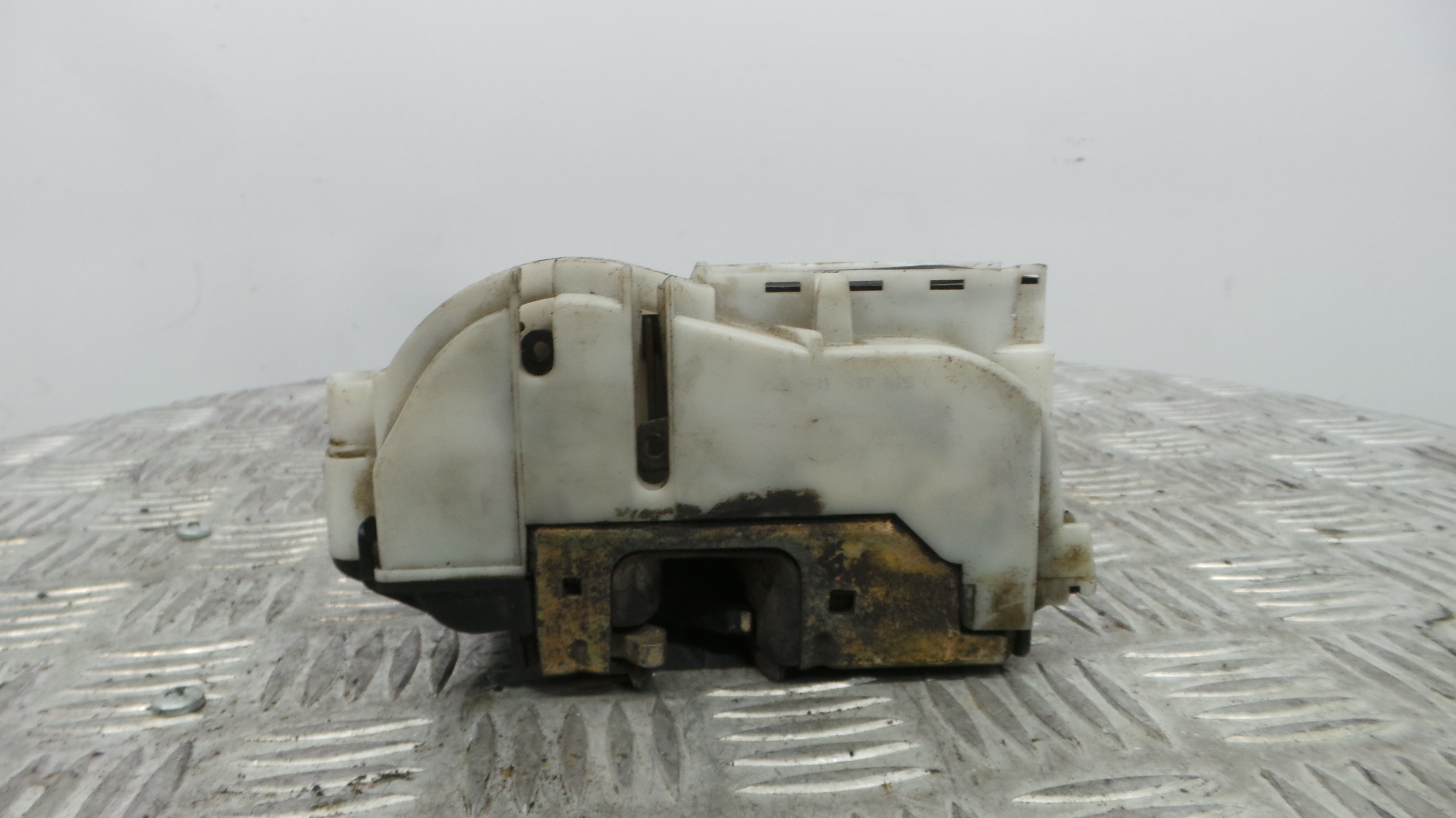 Fecho da Porta Frente Esq 6N1837015C - VW POLO III (6N1)-36240445