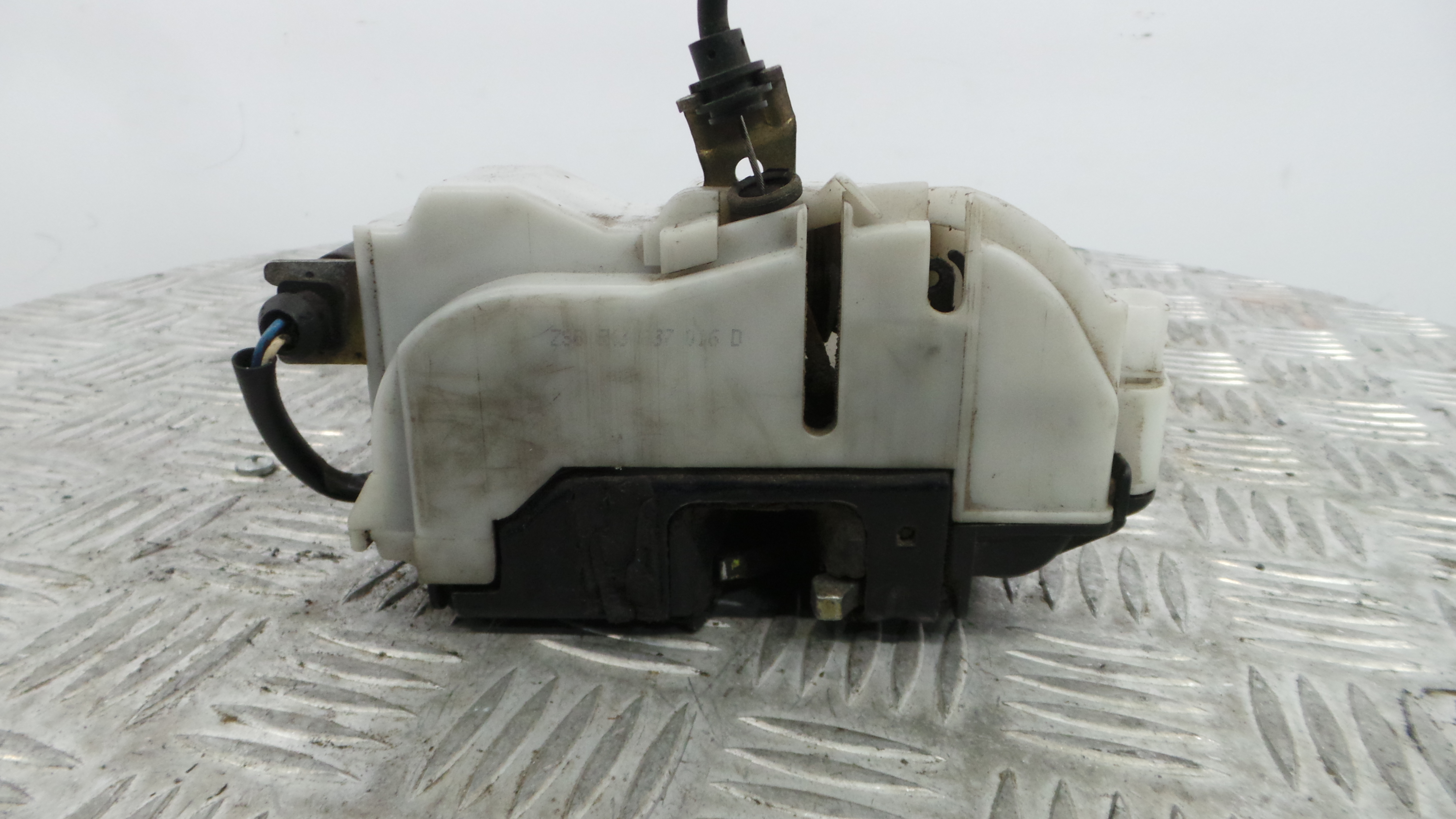 Fecho da Porta Frente Dto 6K3837016D - SEAT IBIZA II (6K1), IBIZA Mk II (6K1)-36240455