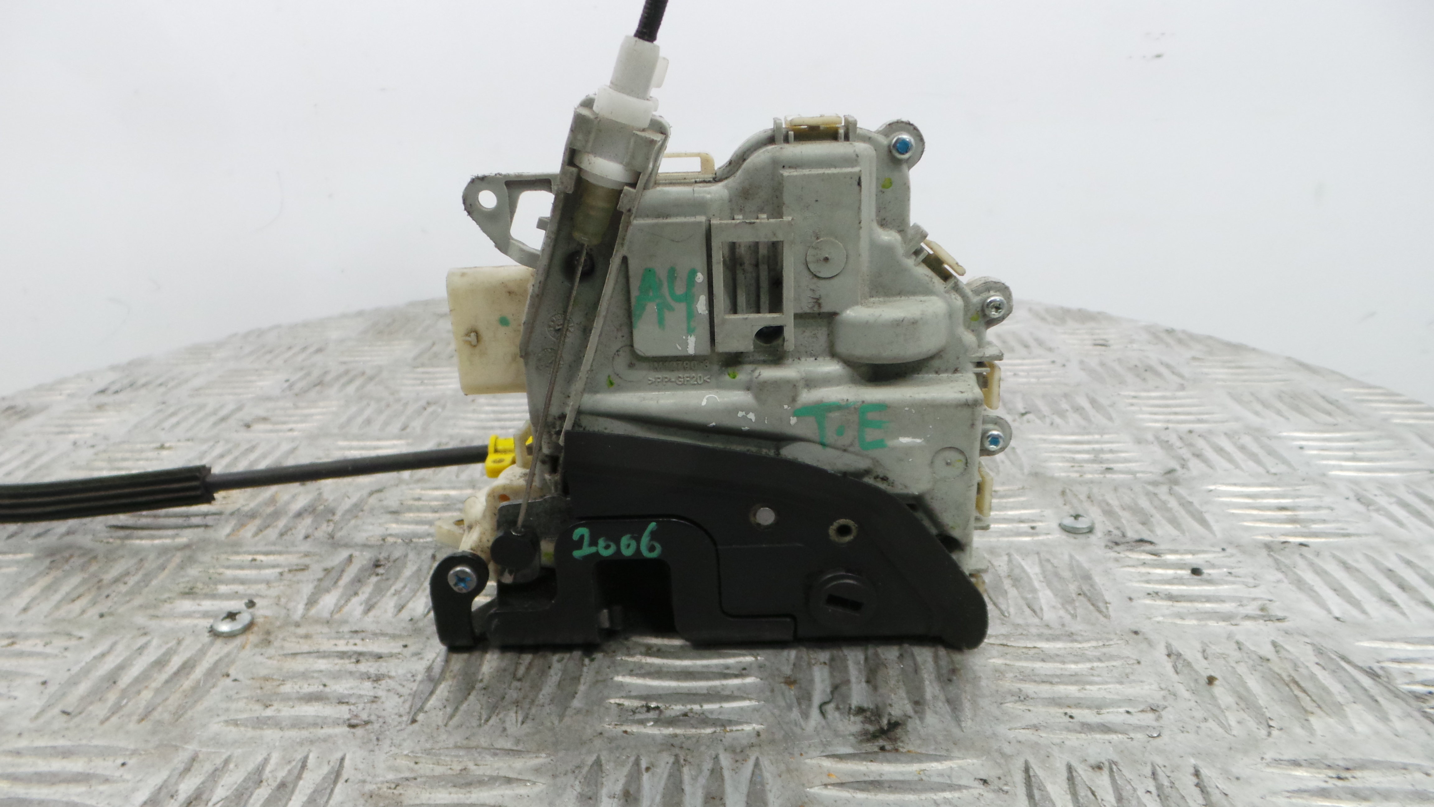 Fecho da Porta Trás Esq 8K0839016C - AUDI A4 B8 (8K2)-36240486 Fecho da Porta Trás Esq 8K0839016C - AUDI A4 B8 (8K2)-36240486