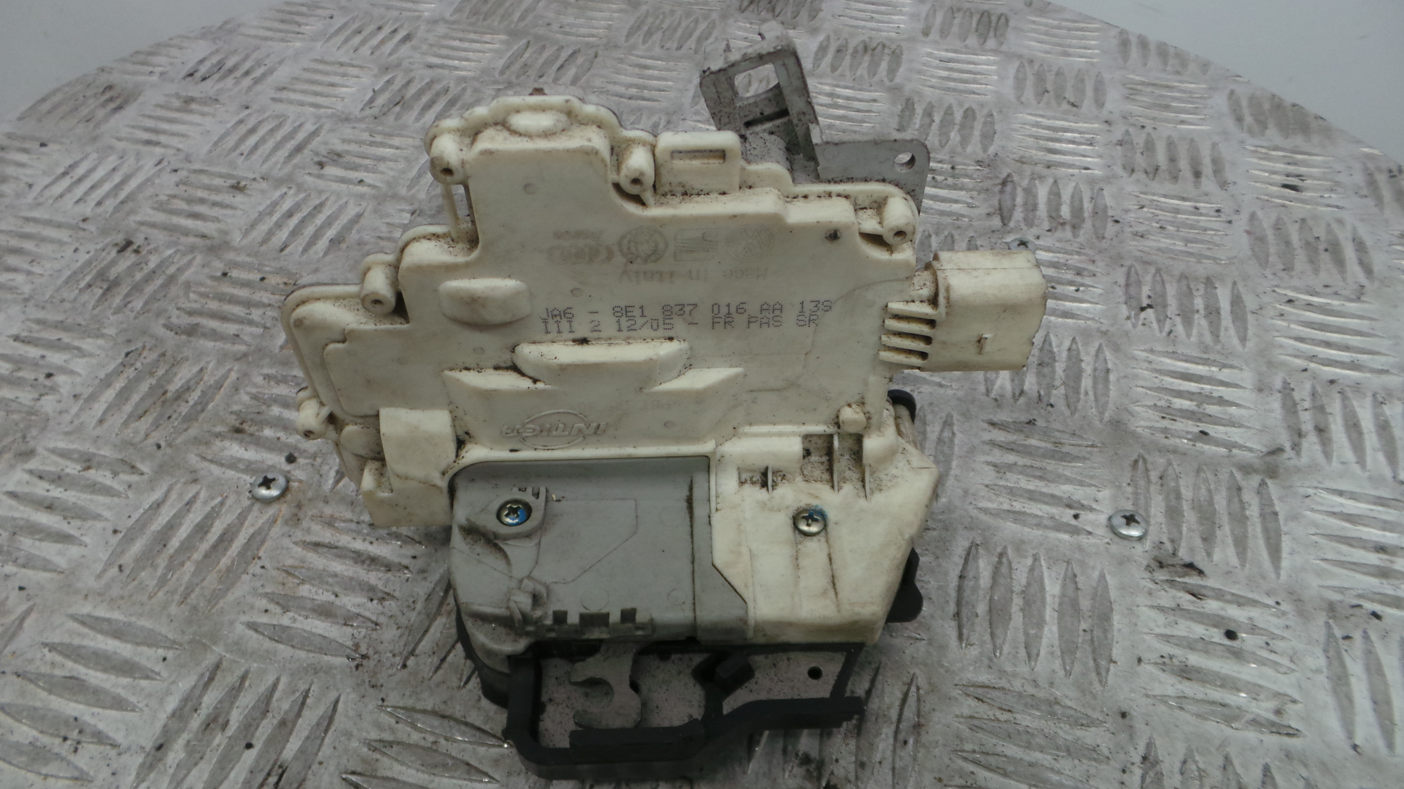 Fecho da Porta Frente Dto 8E1837016AA - AUDI A4 B8 Avant (8K5)-36240510