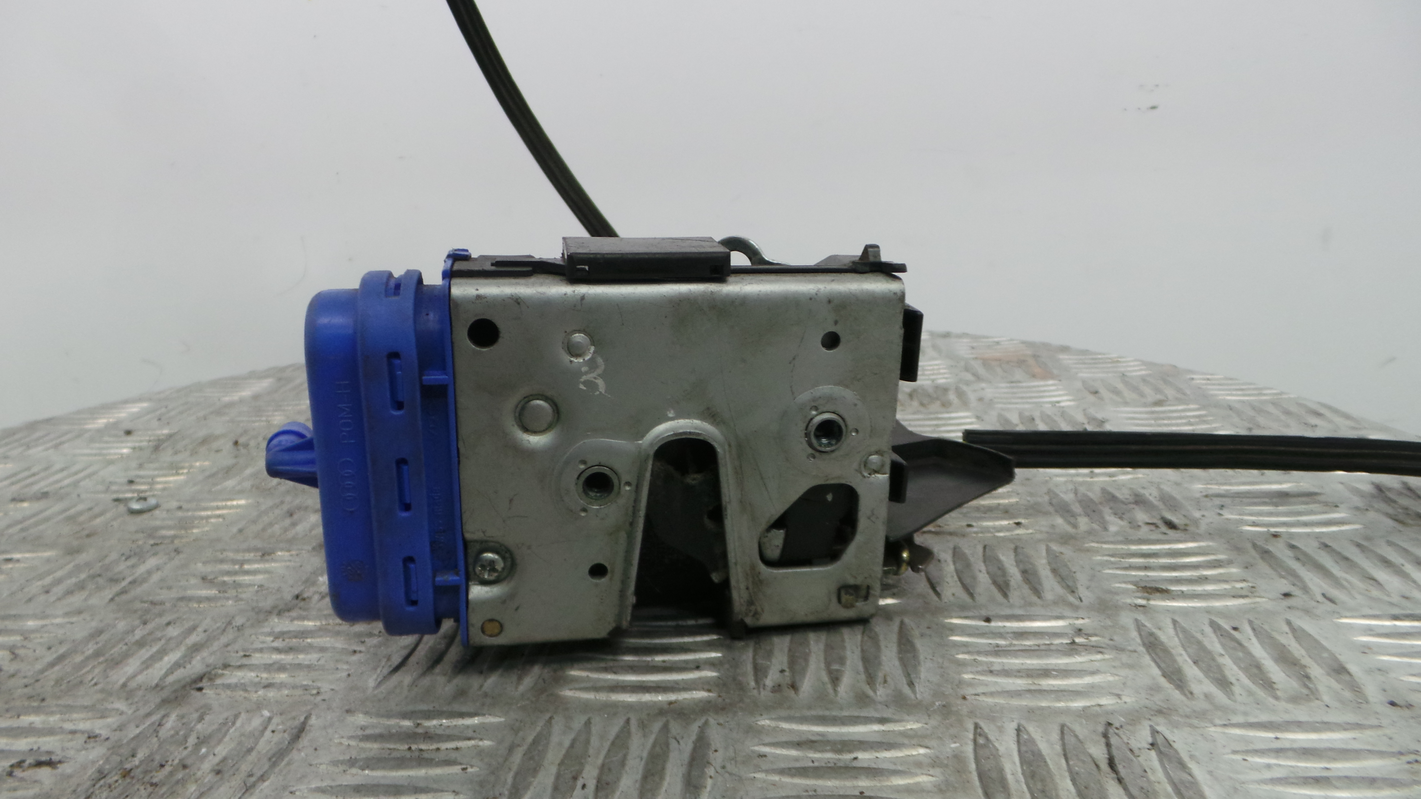 Fecho da Porta Trás Dto 8D0839016A - AUDI A4 B5 (8D2)-36240537