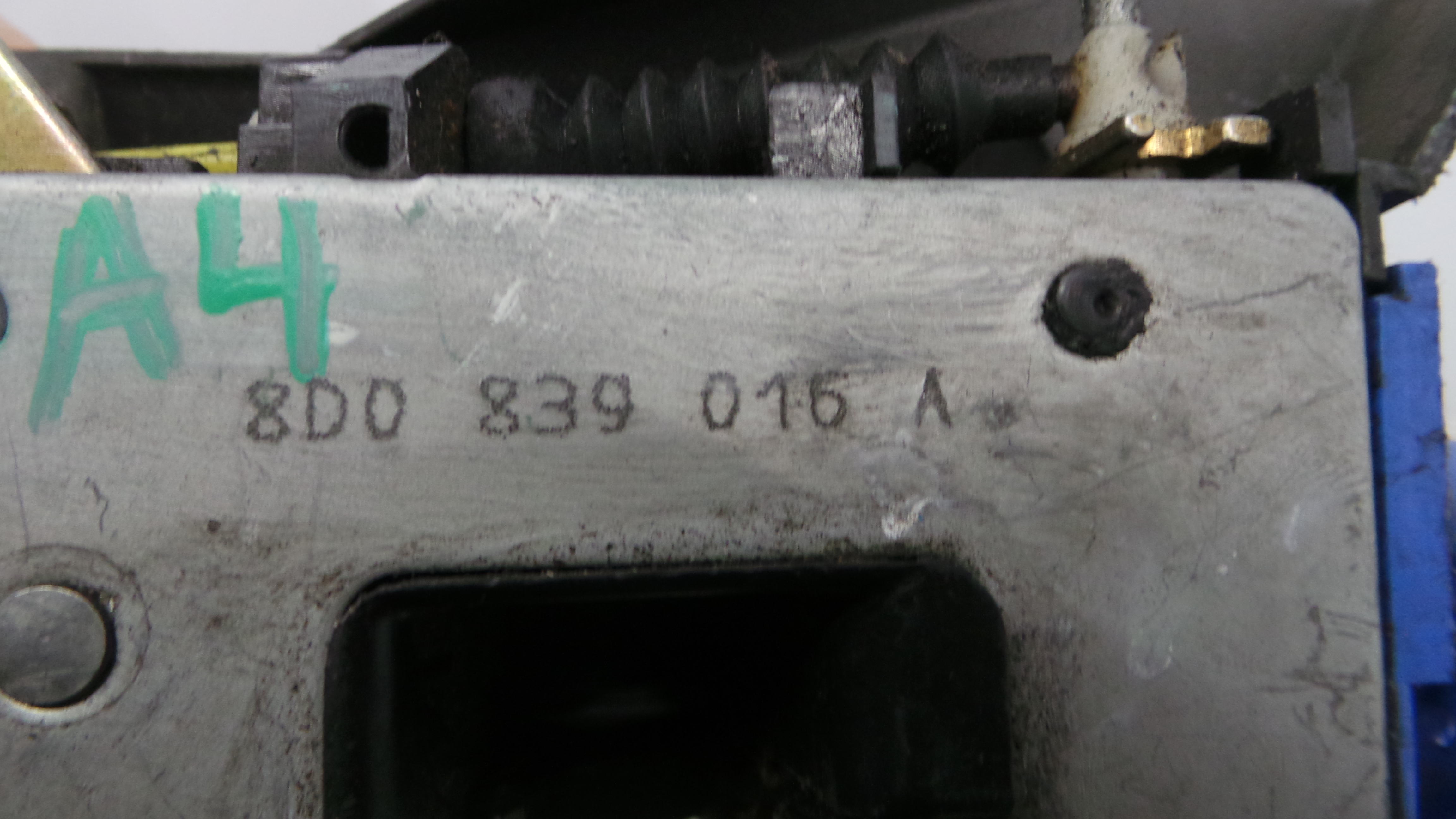 Fecho da Porta Trás Dto 8D0839016A - AUDI A4 B5 (8D2)-36240537