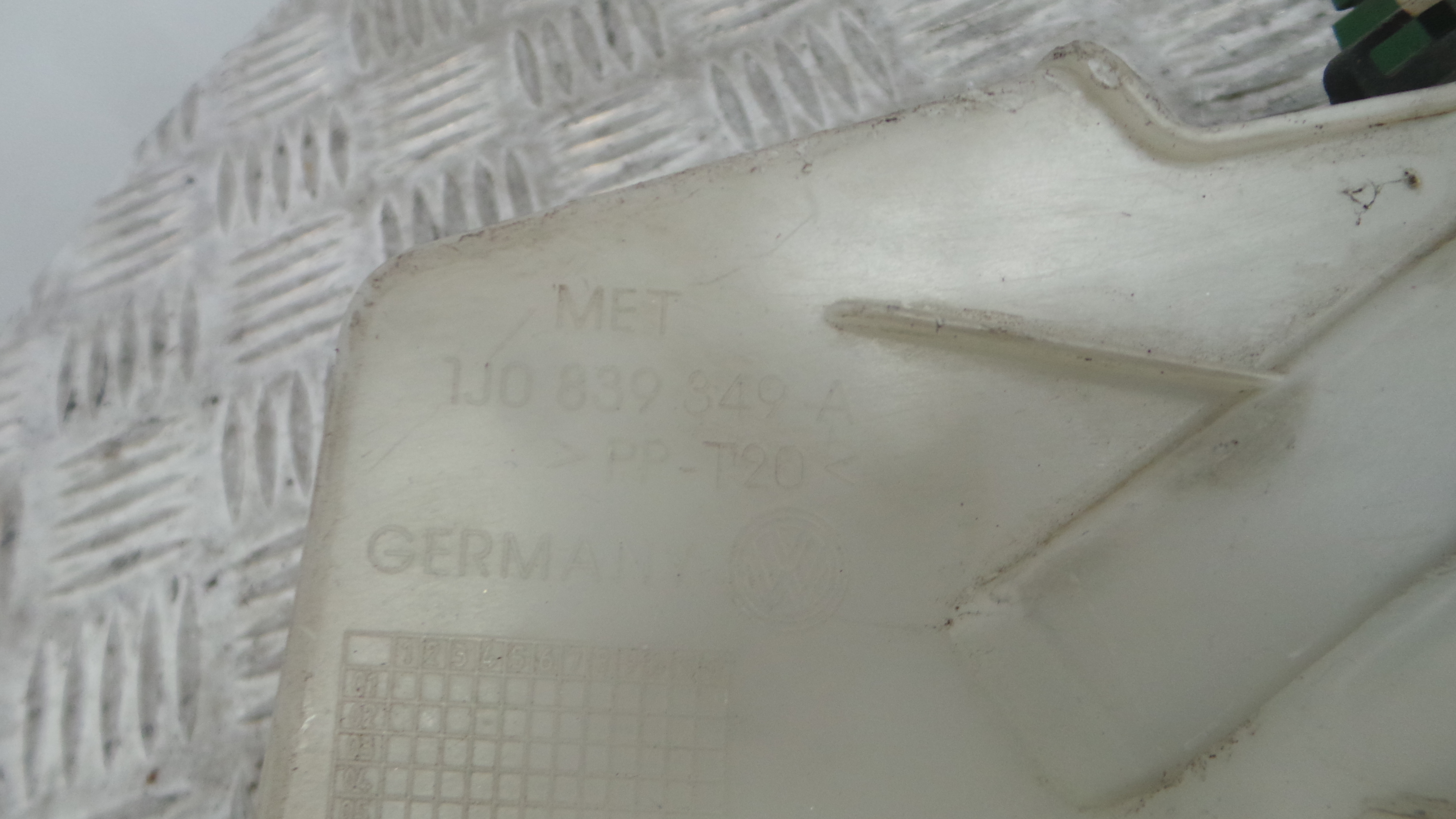 Fecho da Porta Trás Esq 1J0839349A - VW POLO (9N_, 9A_)-36240757