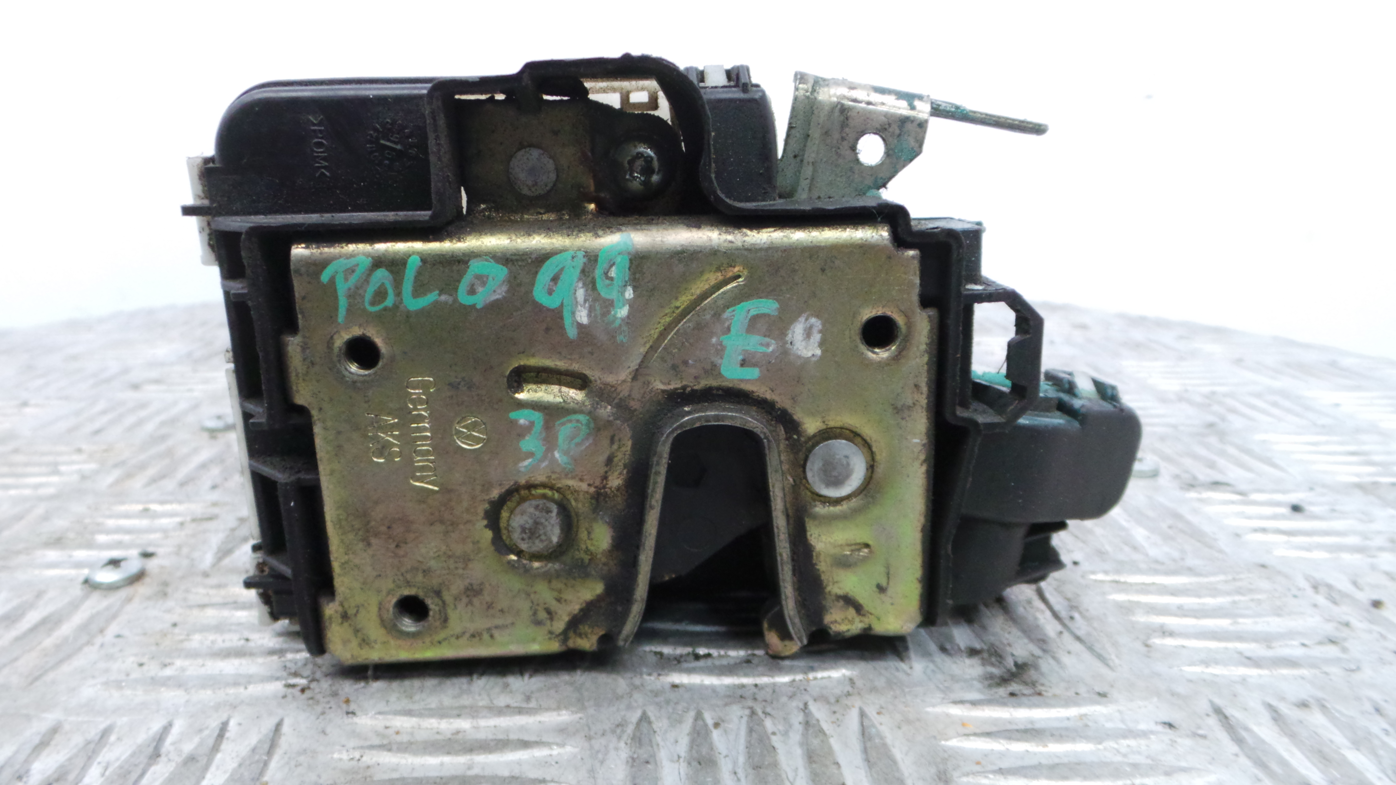Fecho da Porta Esq 1HM862153 - VW POLO III (6N1)-36240777