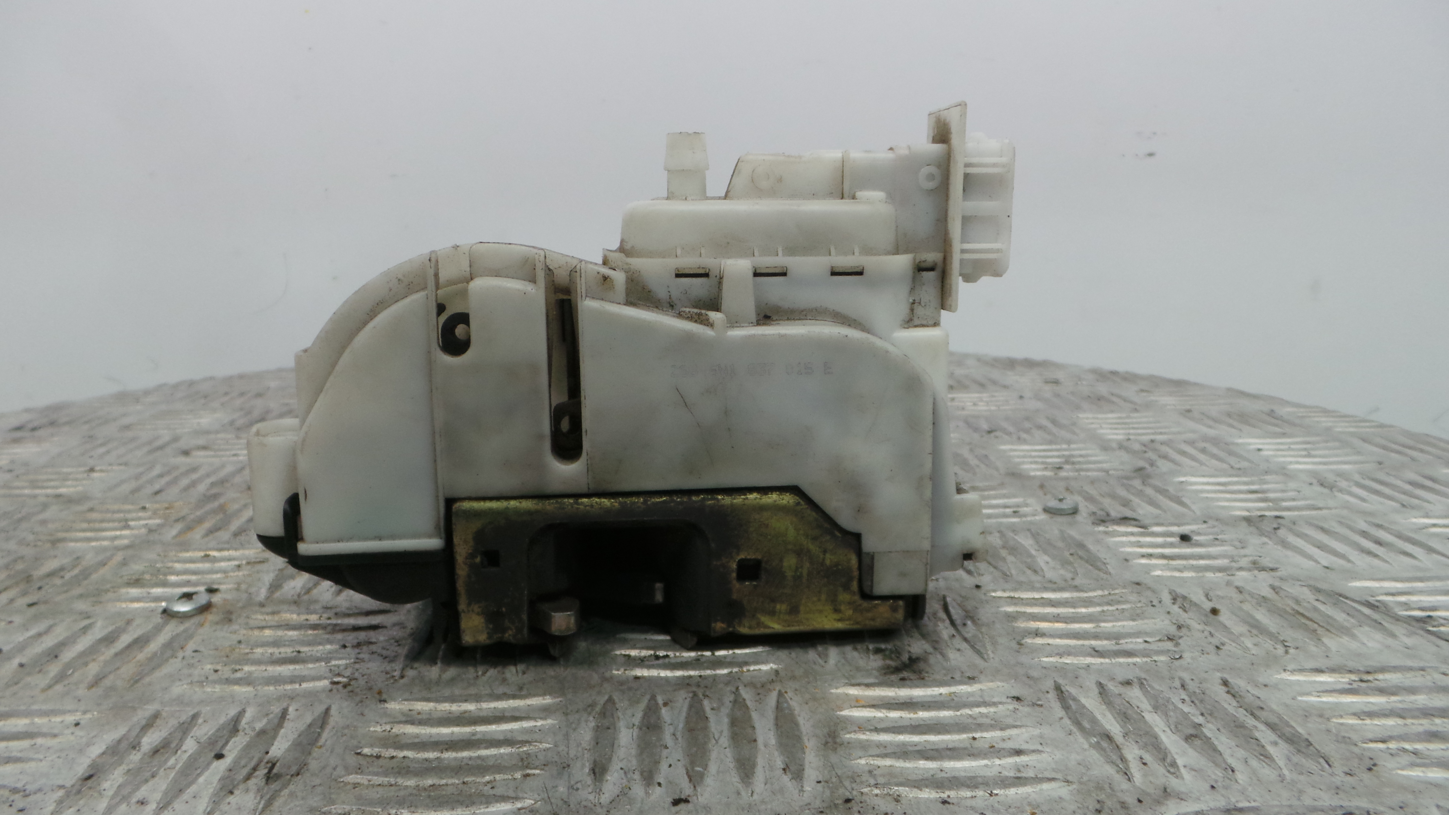 Fecho da Porta Esq 1HM862153 - VW POLO III (6N1)-36240777