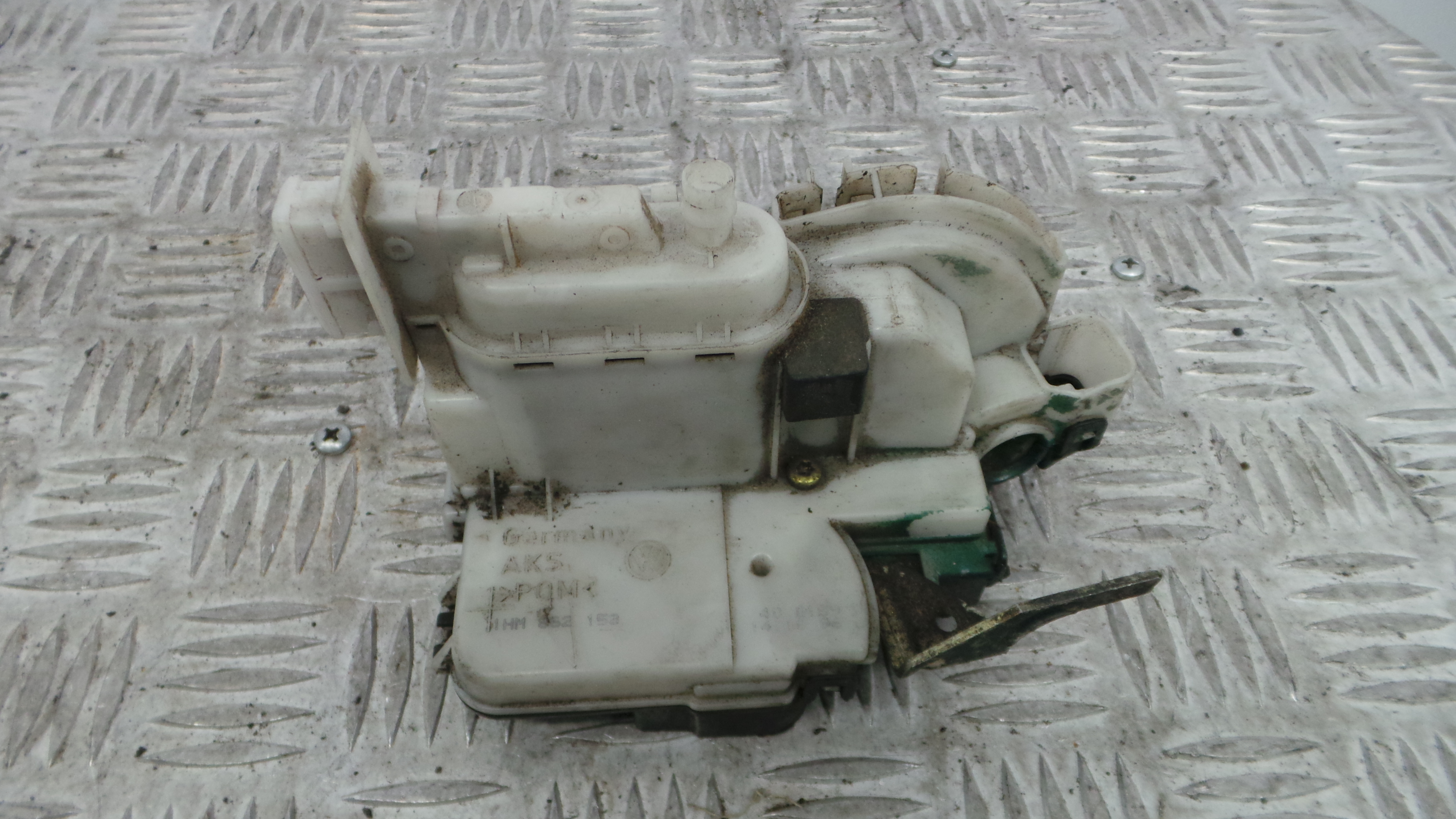 Fecho da Porta Esq 1HM862153 - VW POLO III (6N1)-36240777