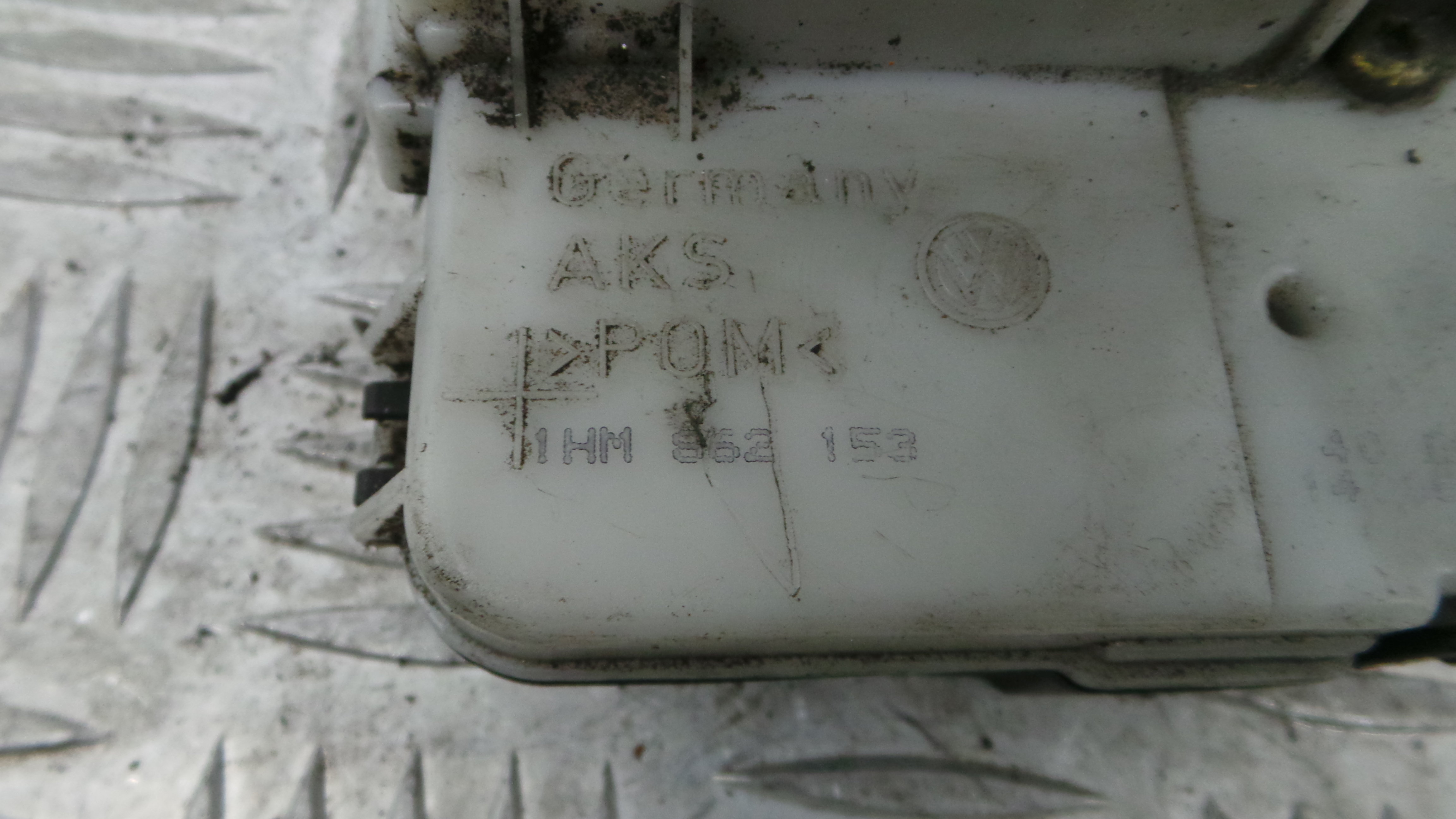 Fecho da Porta Esq 1HM862153 - VW POLO III (6N1)-36240777