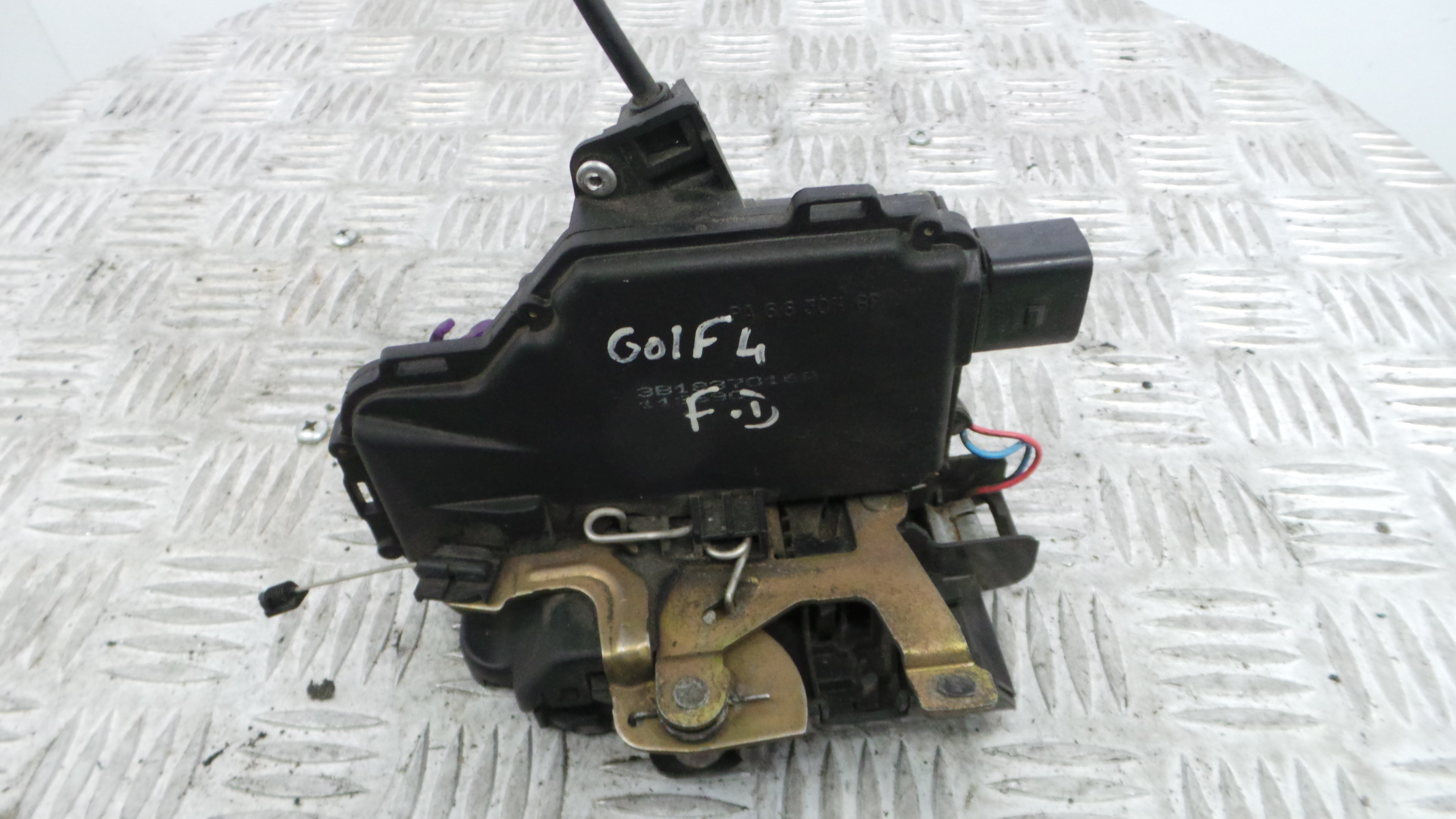 Fecho da Porta Frente Dto 3B1837016A - VW GOLF IV (1J1), GOLF Mk IV (1J1)-36242179