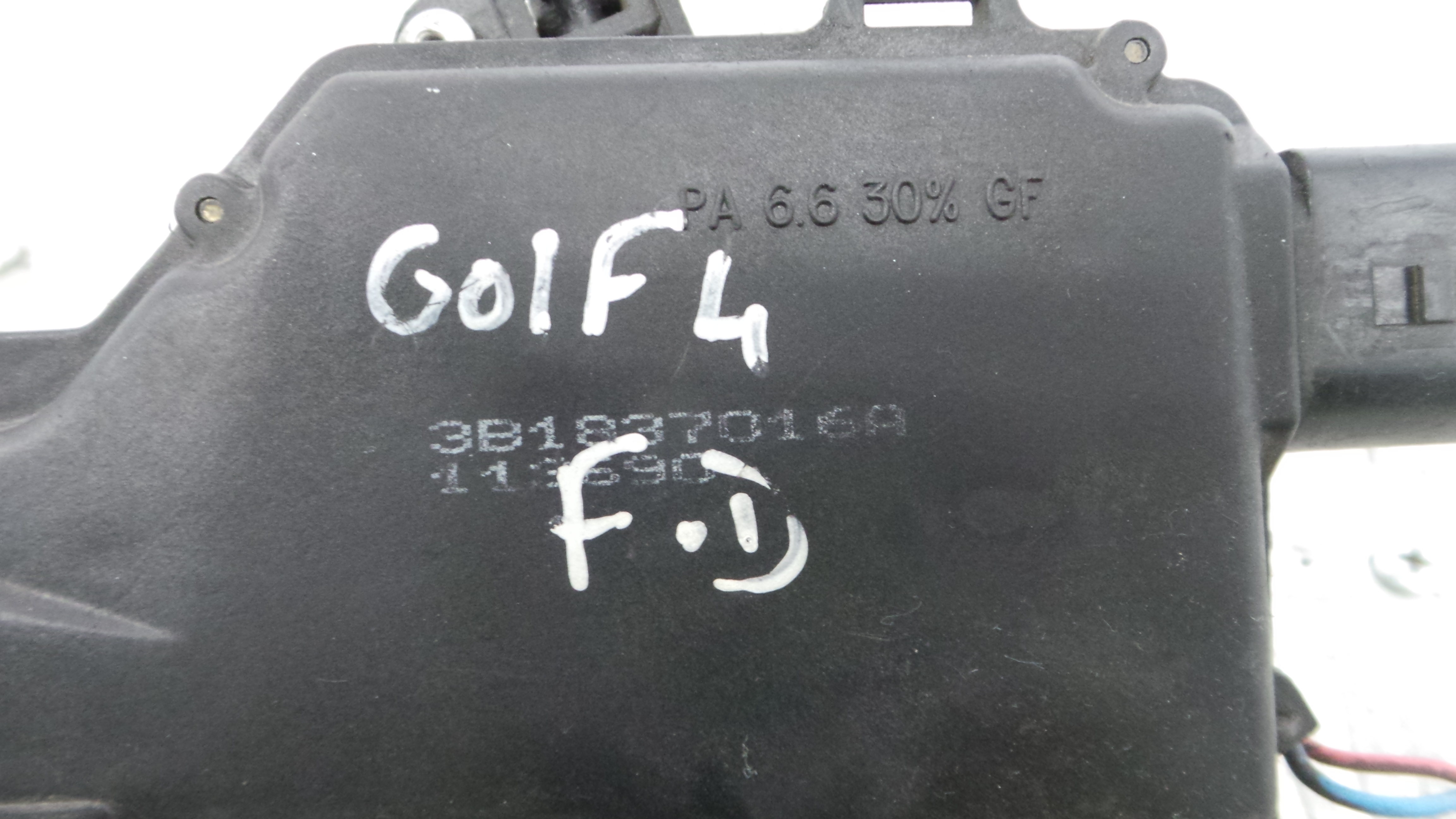 Fecho da Porta Frente Dto 3B1837016A - VW GOLF IV (1J1), GOLF Mk IV (1J1)-36242179