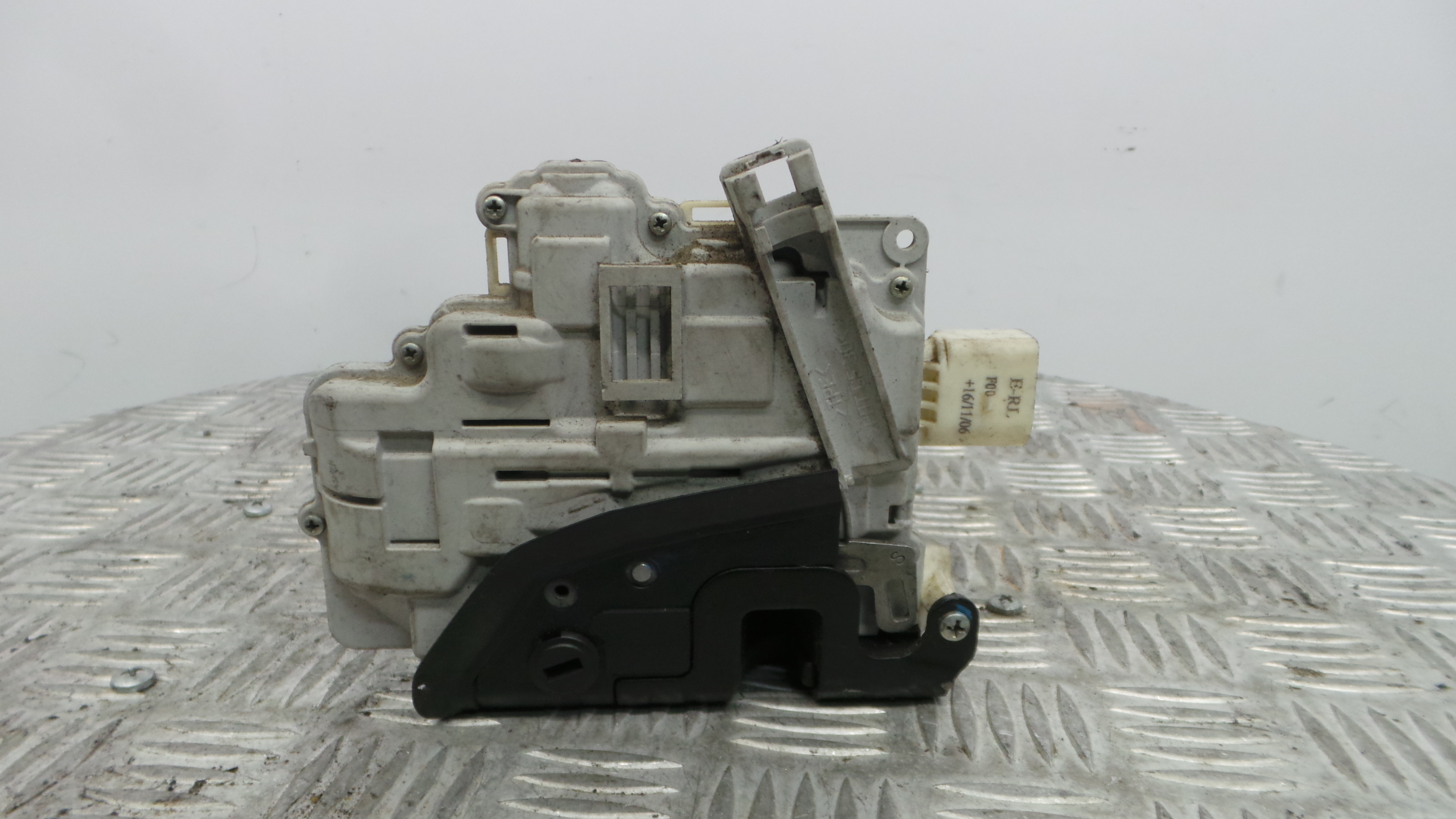 Fecho da Porta Frente Esq 8E0839015AA - AUDI A4 B7 (8EC)-36242194 Fecho da Porta Frente Esq 8E0839015AA - AUDI A4 B7 (8EC)-36242194