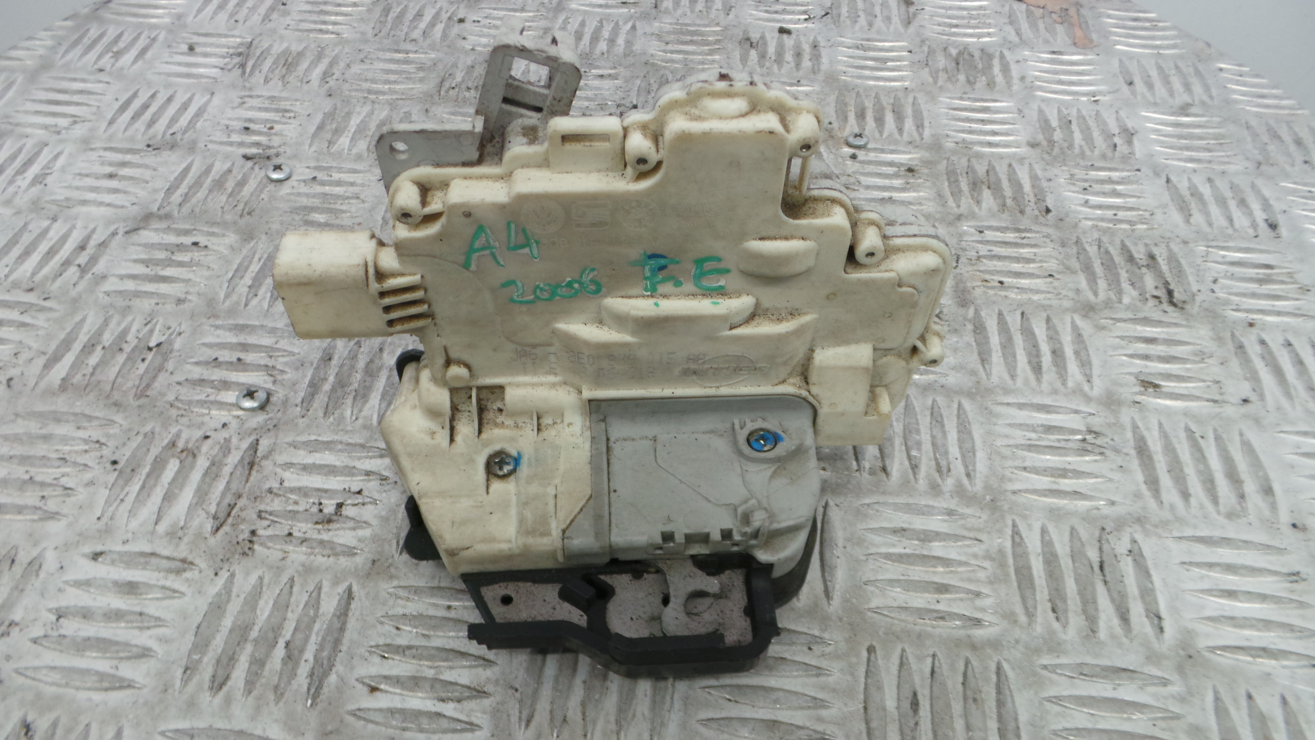 Fecho da Porta Frente Esq 8E0839015AA - AUDI A4 B7 (8EC)-36242194