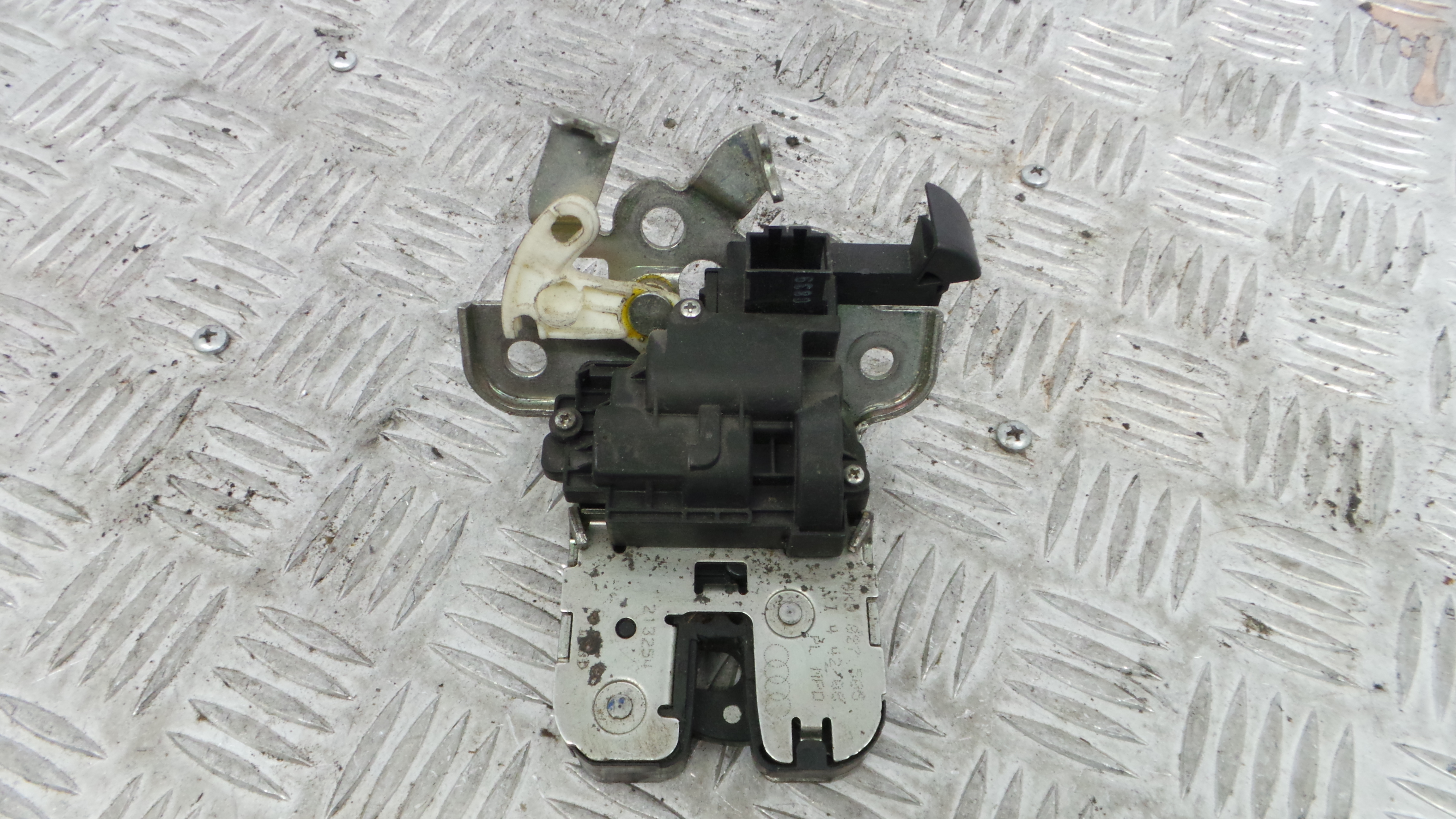 Fecho Mala  8K9827506 - AUDI A3 (8P1)-36243783