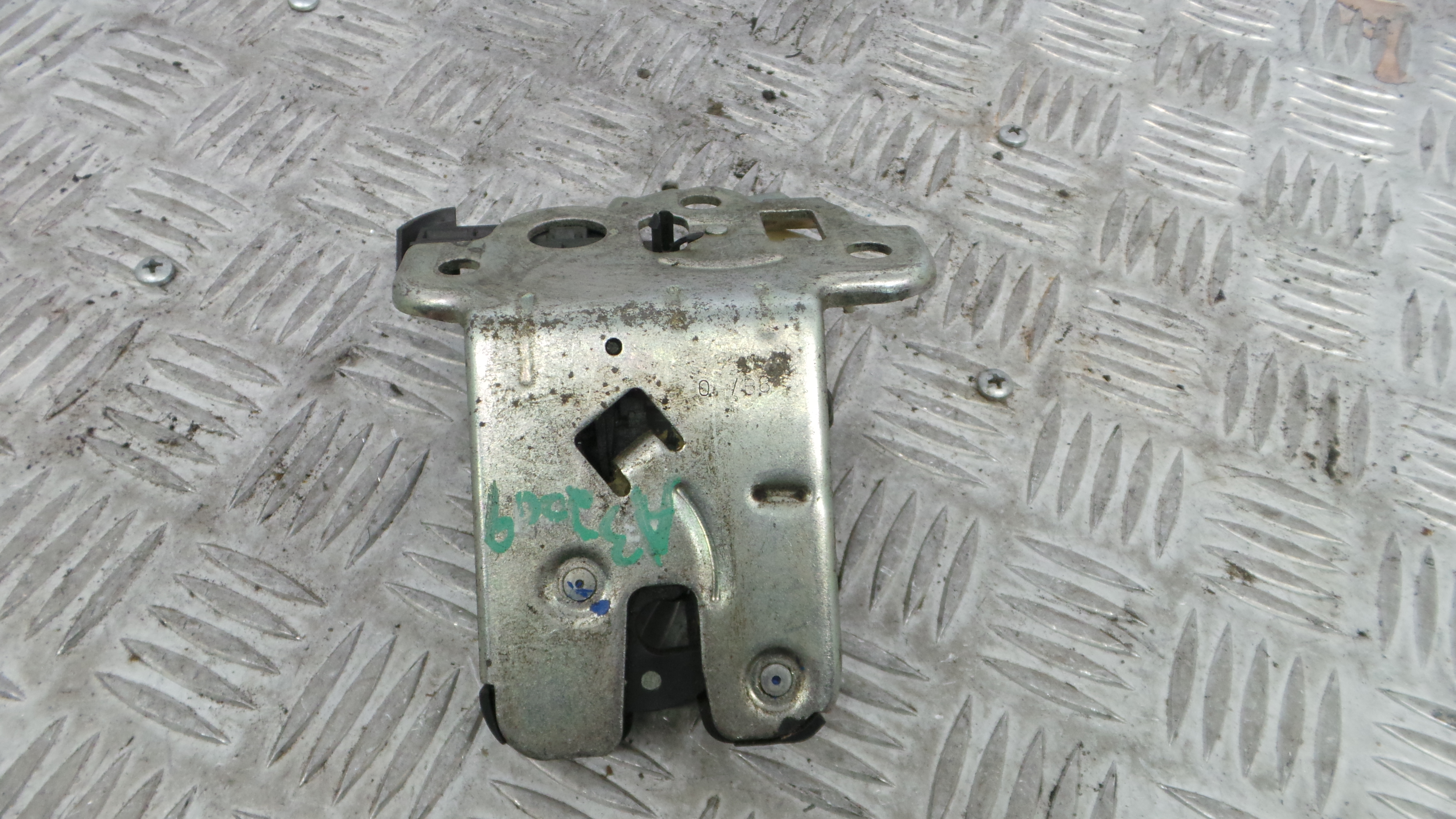 Fecho Mala 8K9827506 - AUDI A3 (8P1)-36243783