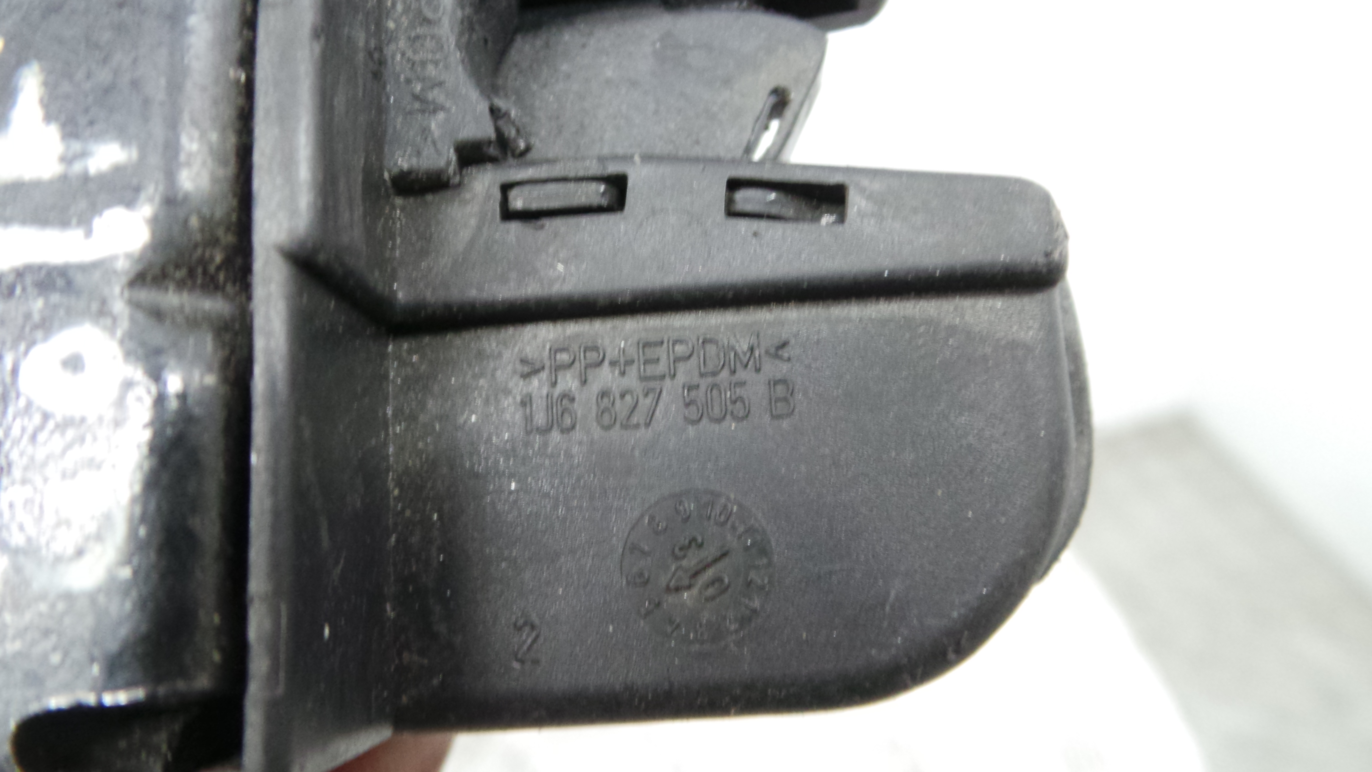 Fecho Mala 1J6827505B - VW GOLF IV (1J1), GOLF Mk IV (1J1)-36244451