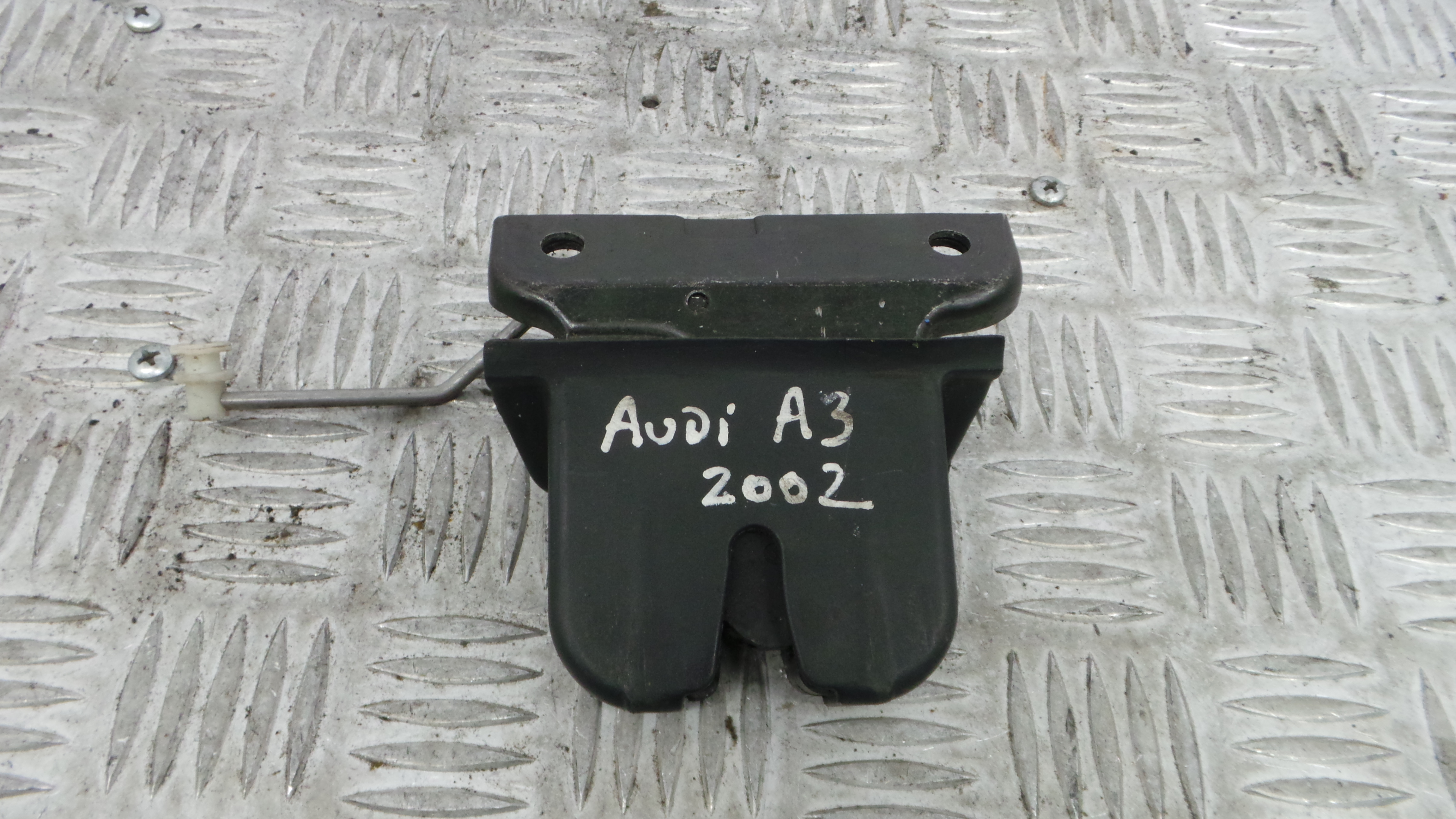 Fecho Mala 8L0827520C - AUDI A3 (8L1)-36245325 Fecho Mala 8L0827520C - AUDI A3 (8L1)-36245325