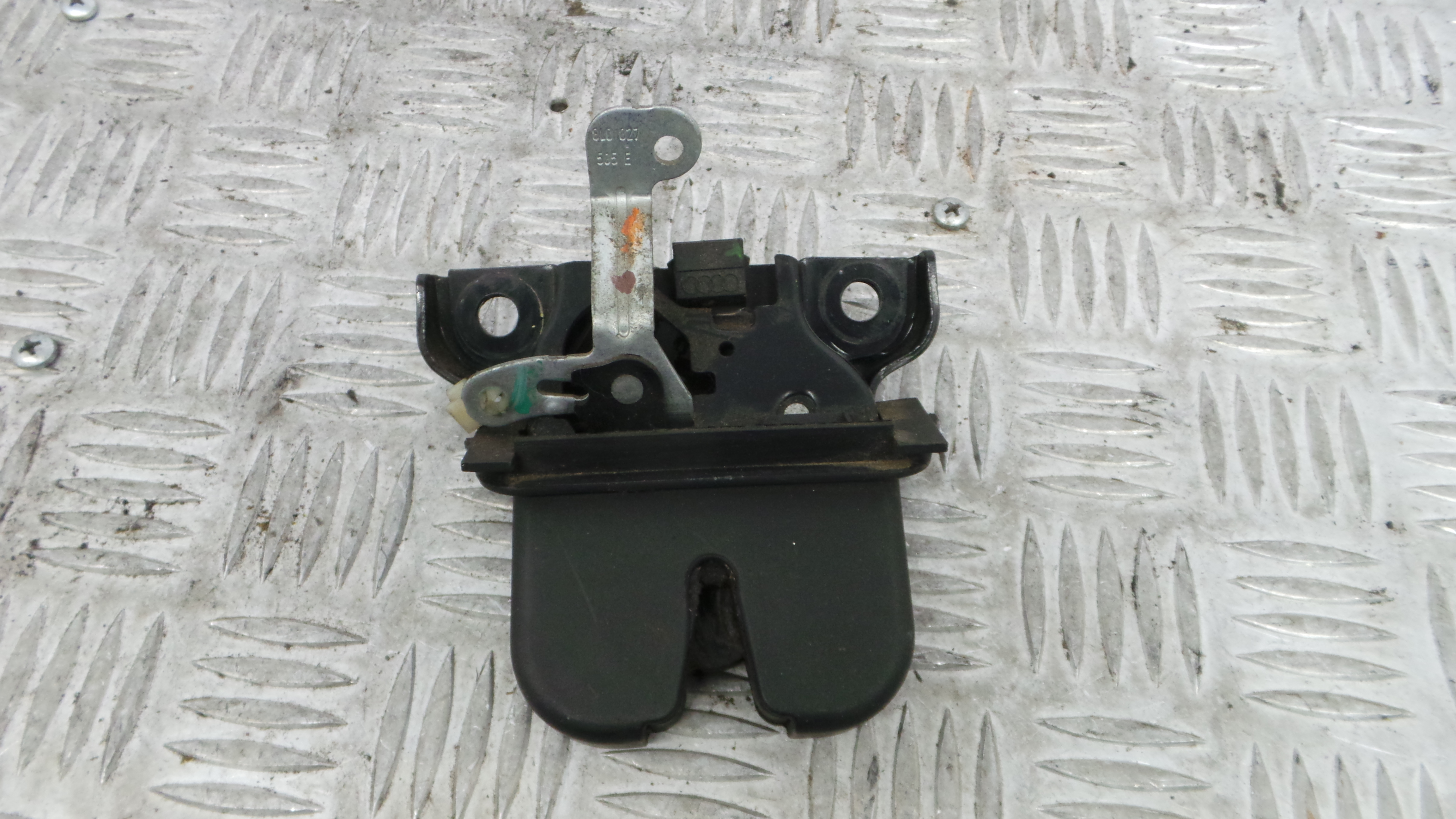 Fecho Mala 8L0827505E - AUDI A3 (8L1)-36245785