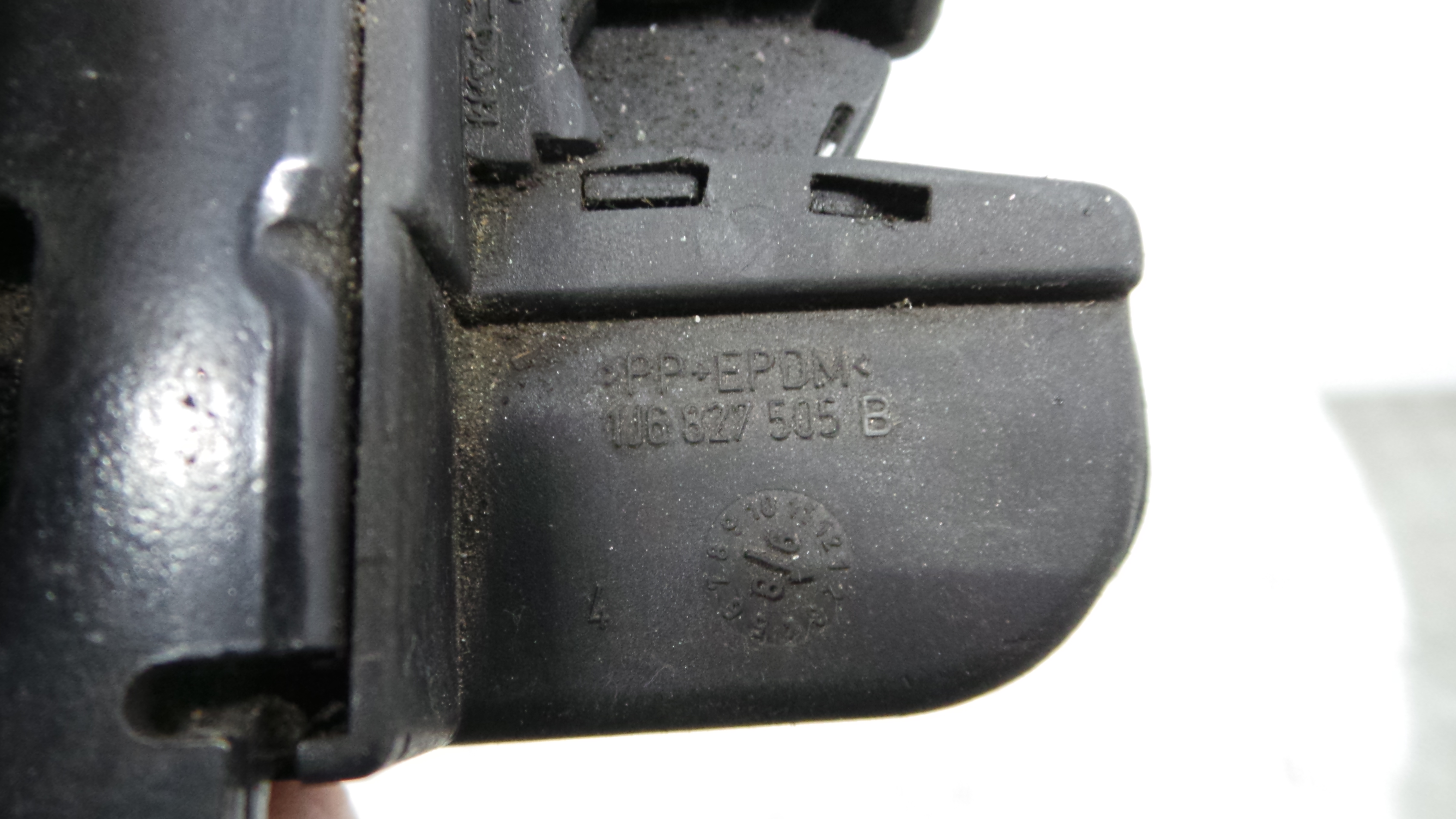 Fecho Mala  1J6827505B - VW GOLF IV (1J1), GOLF Mk IV (1J1)-36246571