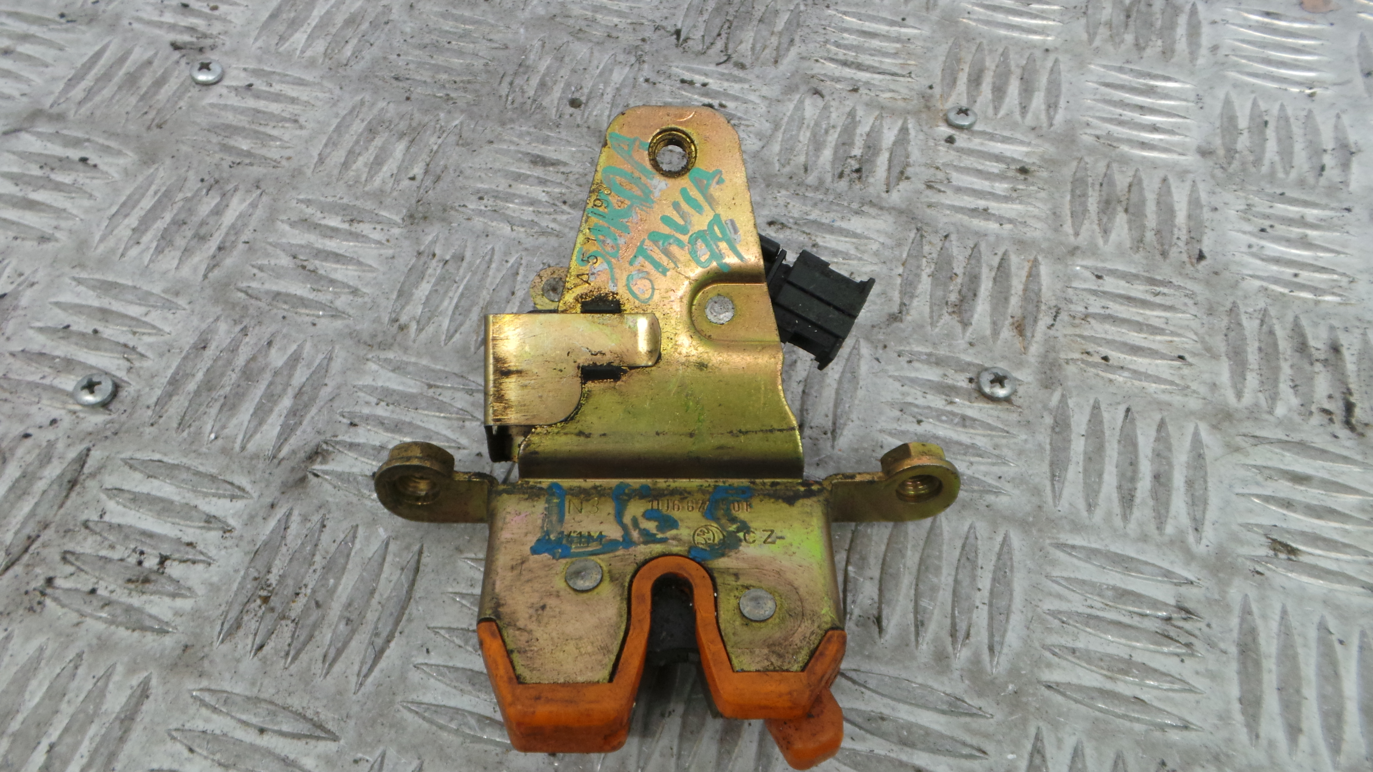 Fecho Mala 1U6827501 - SKODA OCTAVIA I (1U2)-36246908 Fecho Mala 1U6827501 - SKODA OCTAVIA I (1U2)-36246908