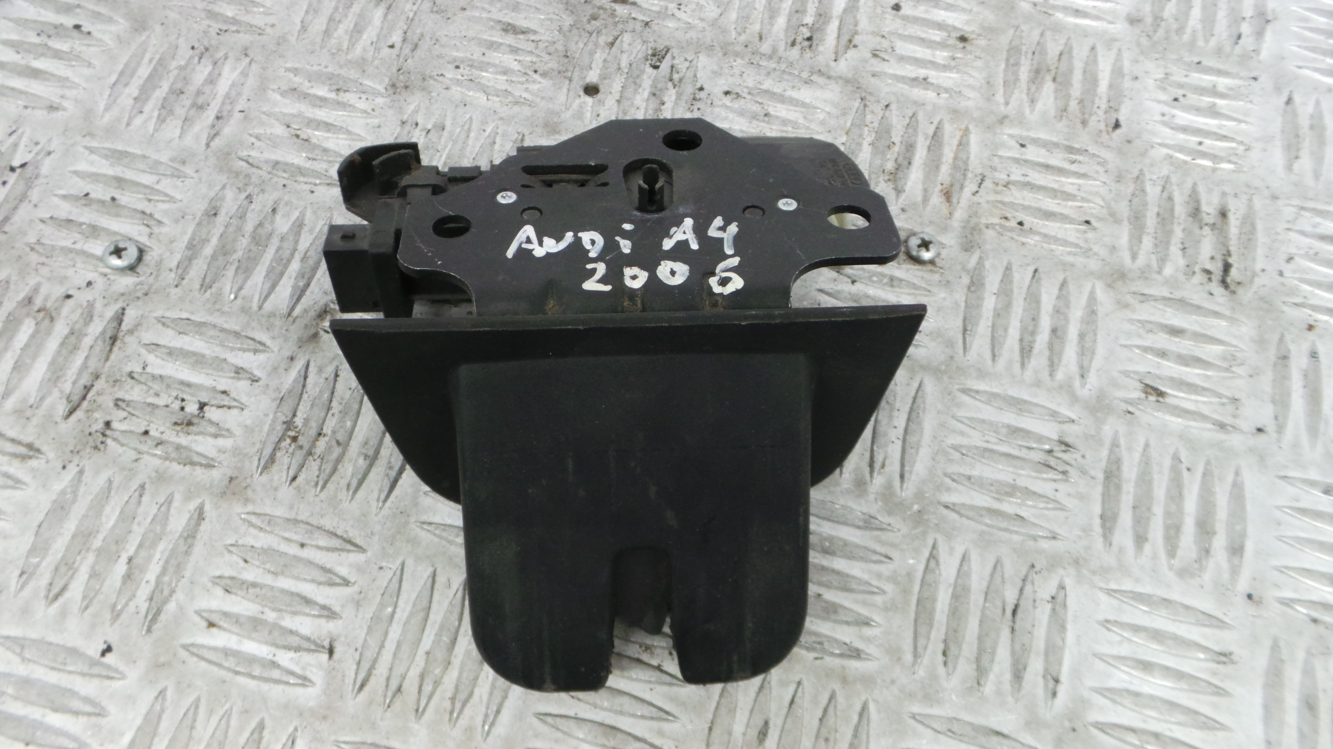 Fecho Mala 8E9827520A - AUDI A4 B7 (8EC)-36257456 Fecho Mala 8E9827520A - AUDI A4 B7 (8EC)-36257456