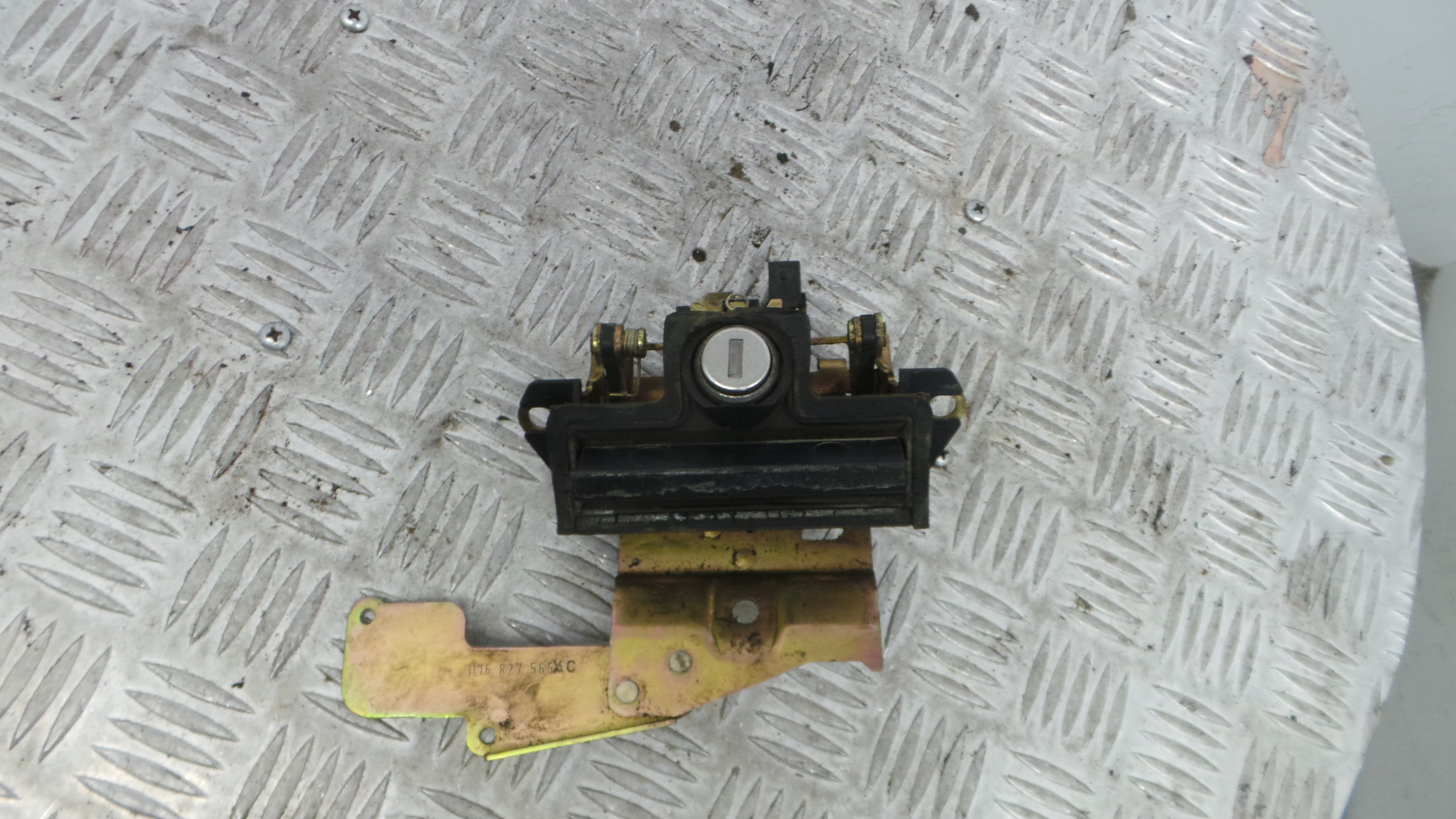 Puxador Exterior da Tampa da Mala 1U6827565B - SKODA OCTAVIA I (1U2)-36259040