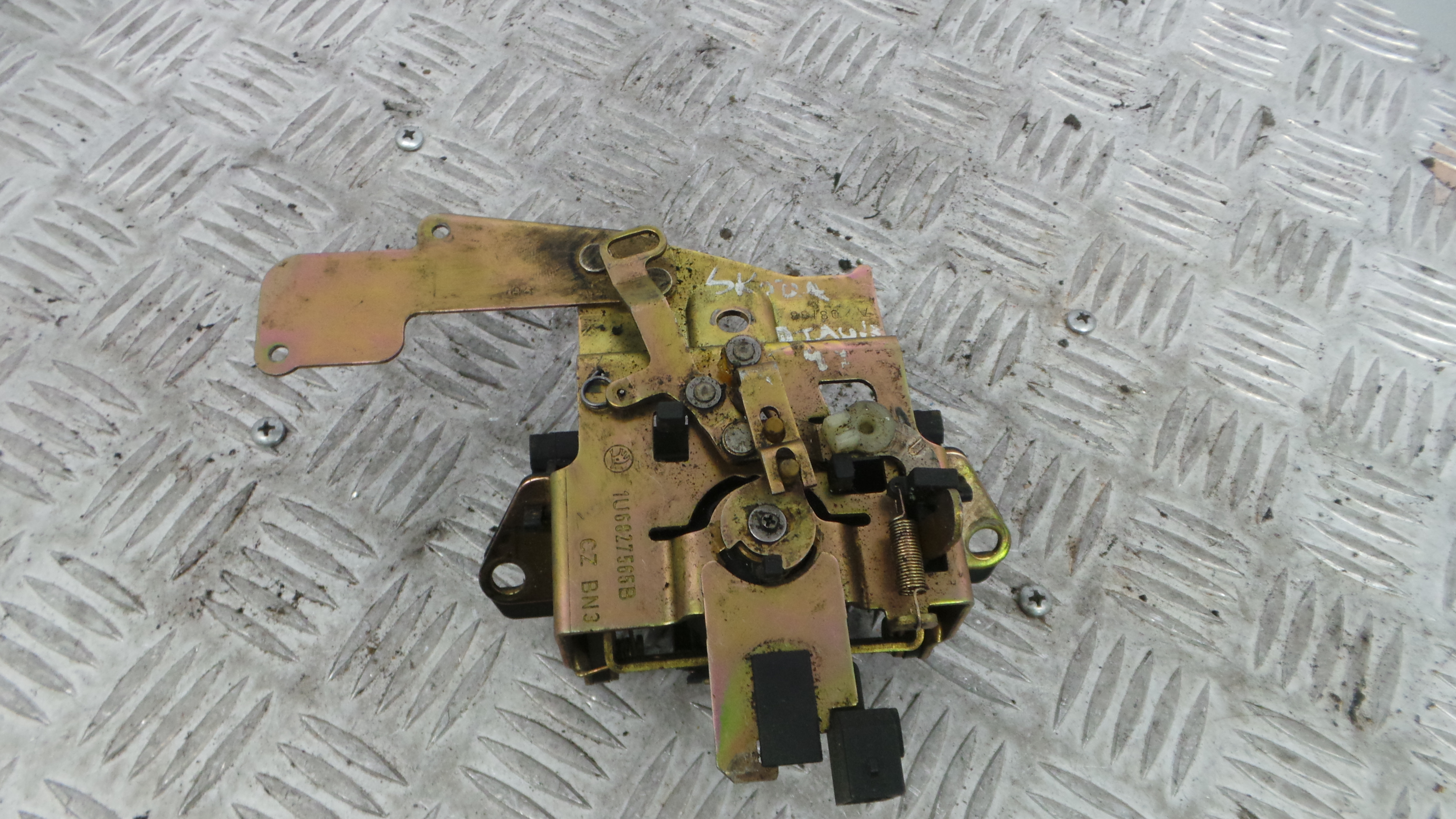 Puxador Exterior da Tampa da Mala 1U6827565B - SKODA OCTAVIA I (1U2)-36259040