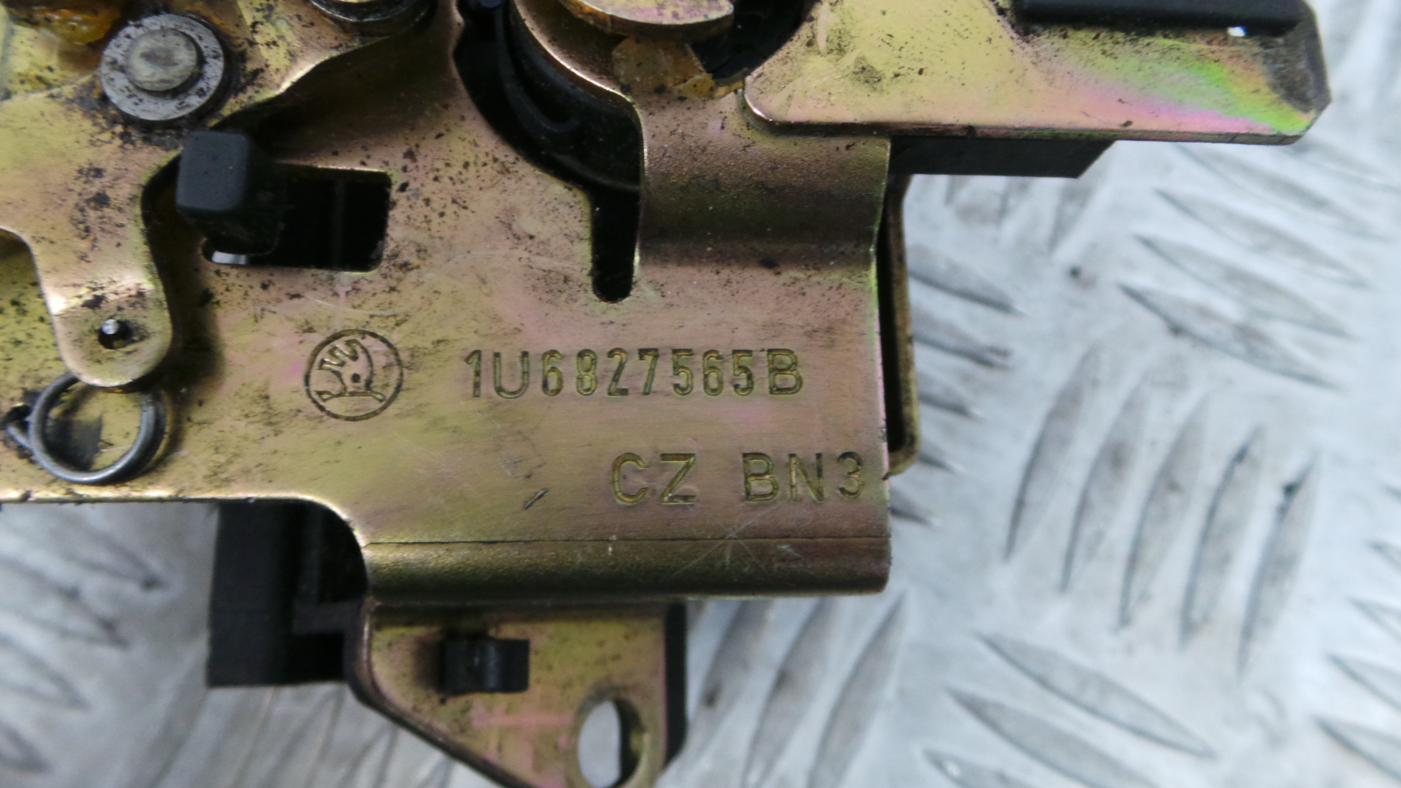 Puxador Exterior da Tampa da Mala 1U6827565B - SKODA OCTAVIA I (1U2)-36259040