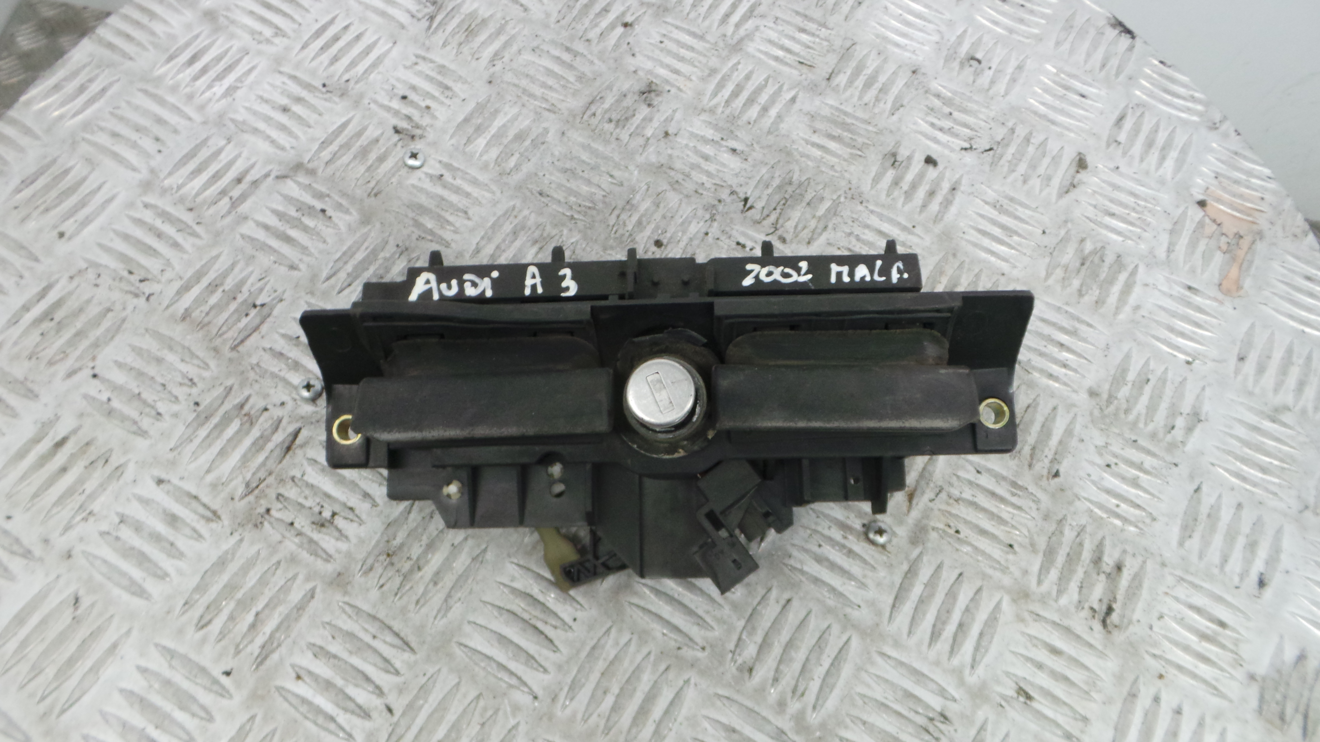 Puxador Exterior da Tampa da Mala 8D9827565H - AUDI A3 (8L1)-36259691