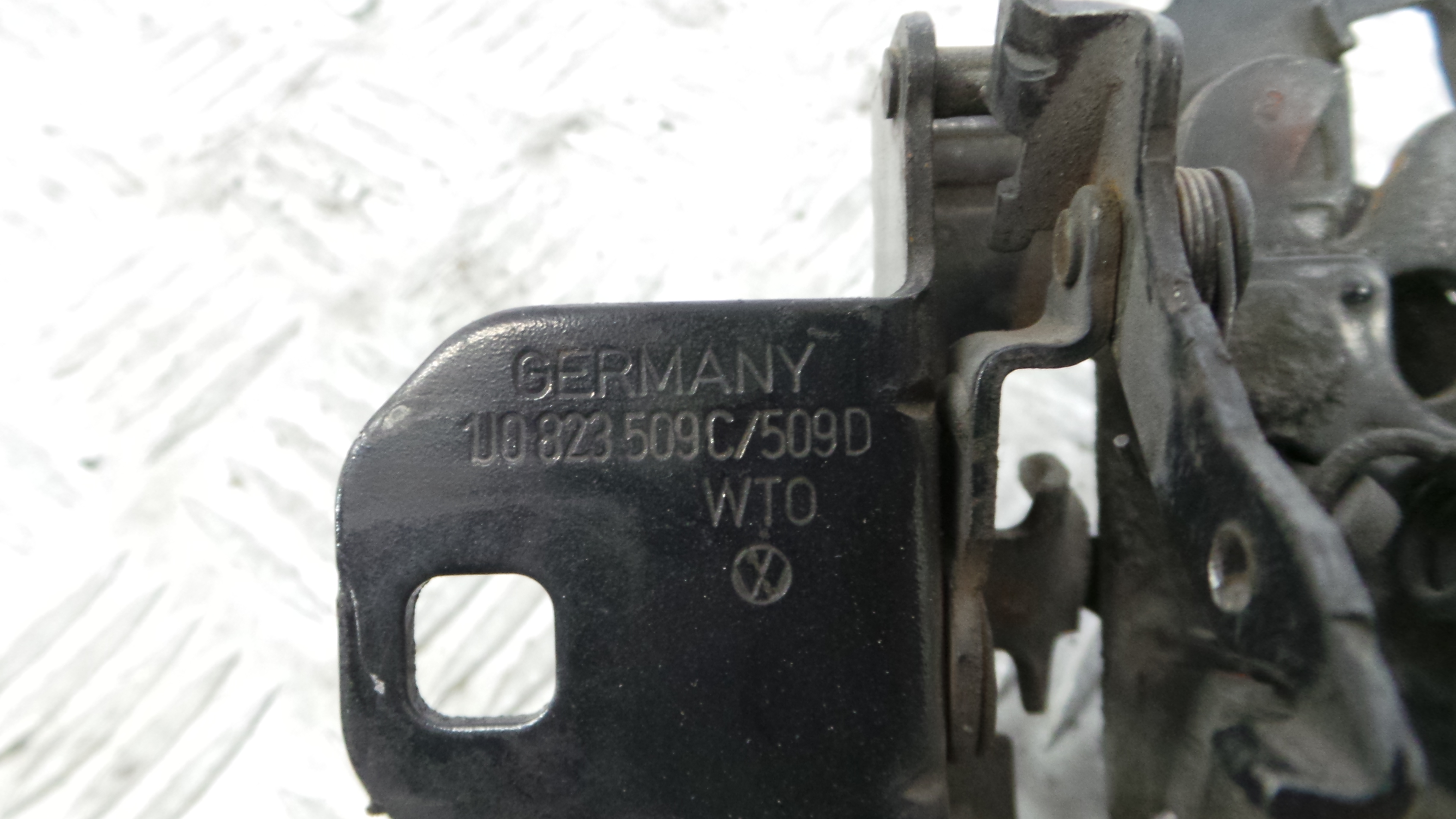 Fecho do Capot 1J0823509C - VW GOLF IV (1J1), GOLF Mk IV (1J1)-36259705