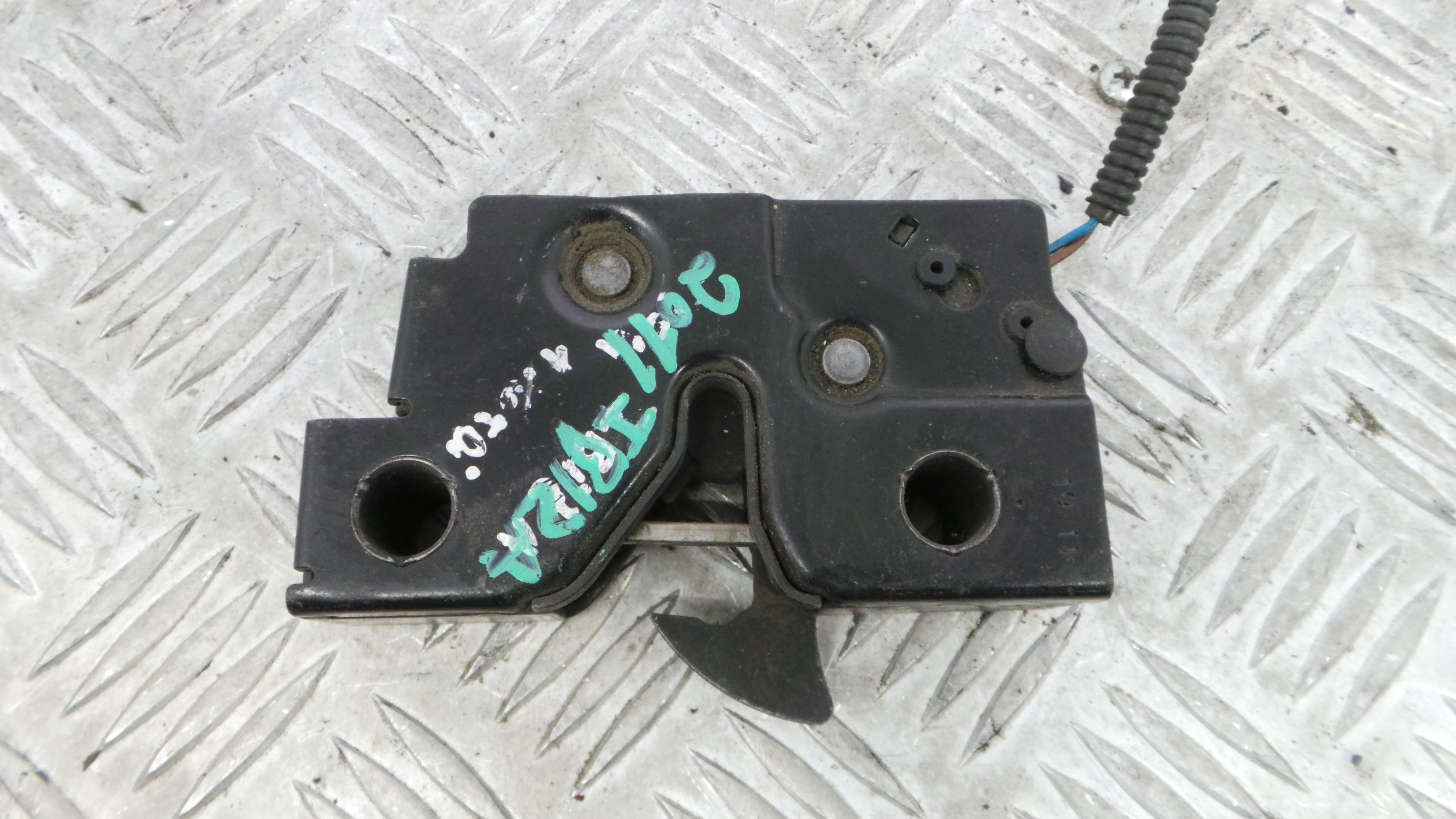 Fecho do Capot 6J0823509B - SEAT IBIZA IV (6J5, 6P1), IBIZA Mk IV (6J5, 6P1)-36259903