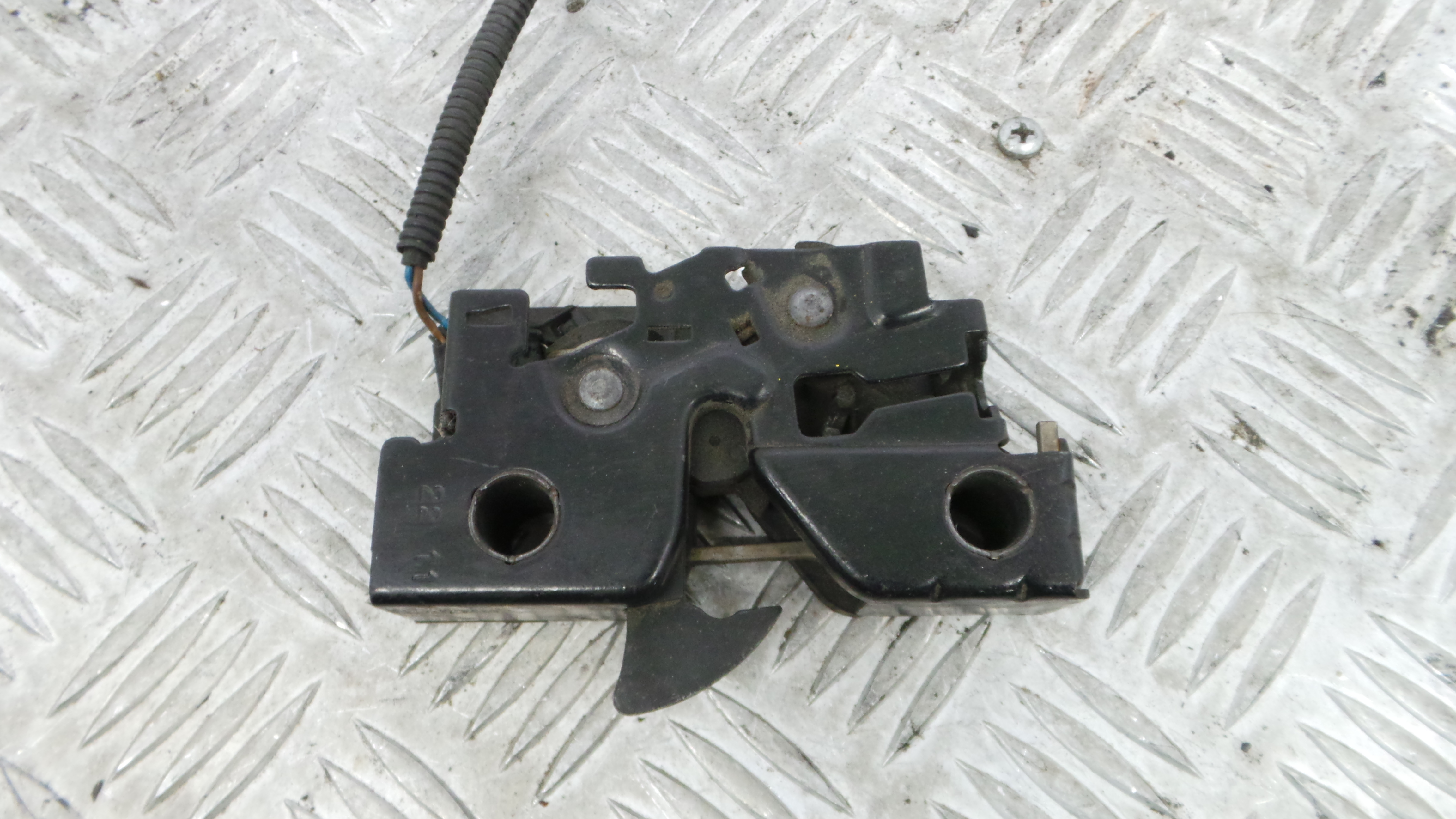 Fecho do Capot 6J0823509B - SEAT IBIZA IV (6J5, 6P1), IBIZA Mk IV (6J5, 6P1)-36259903