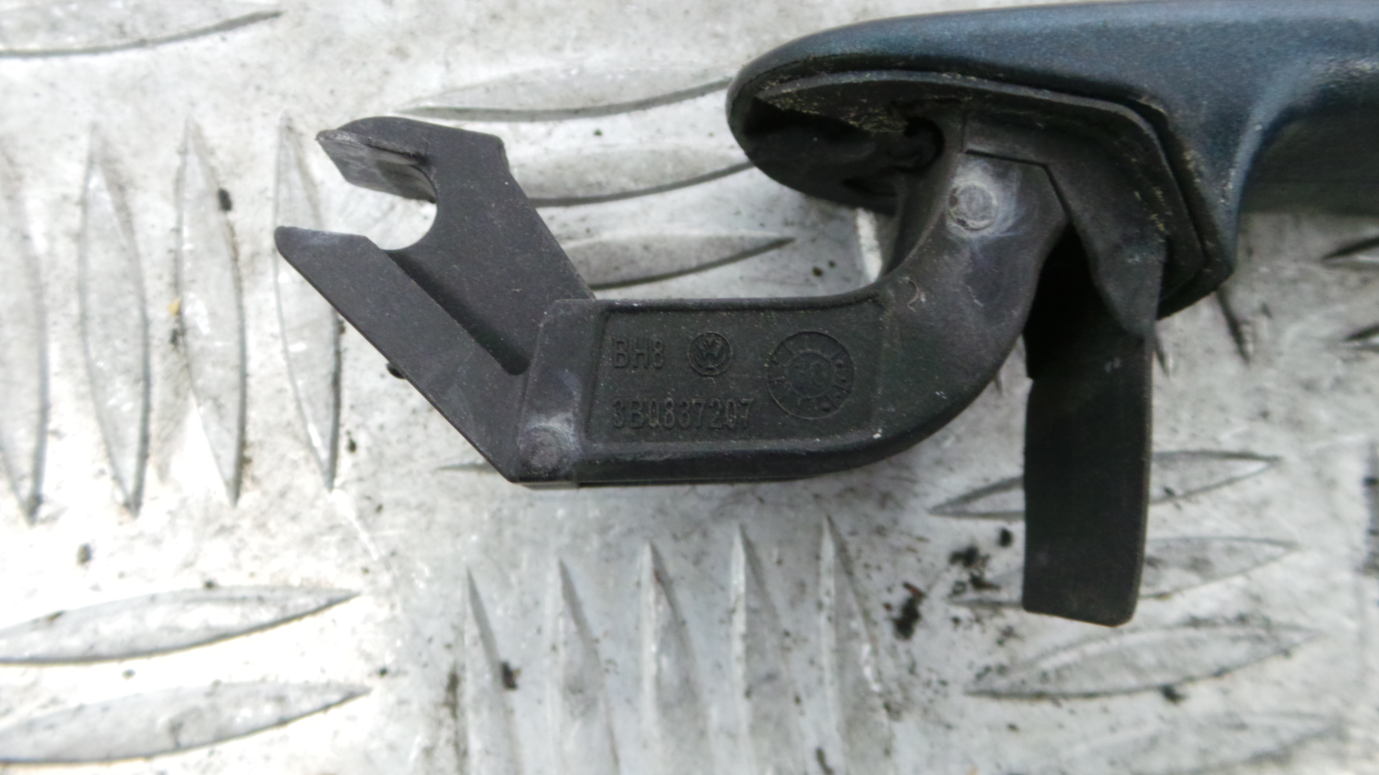 Puxador Exterior Frente Esquerdo 3B0837207 - VW POLO (9N_, 9A_)-36277086