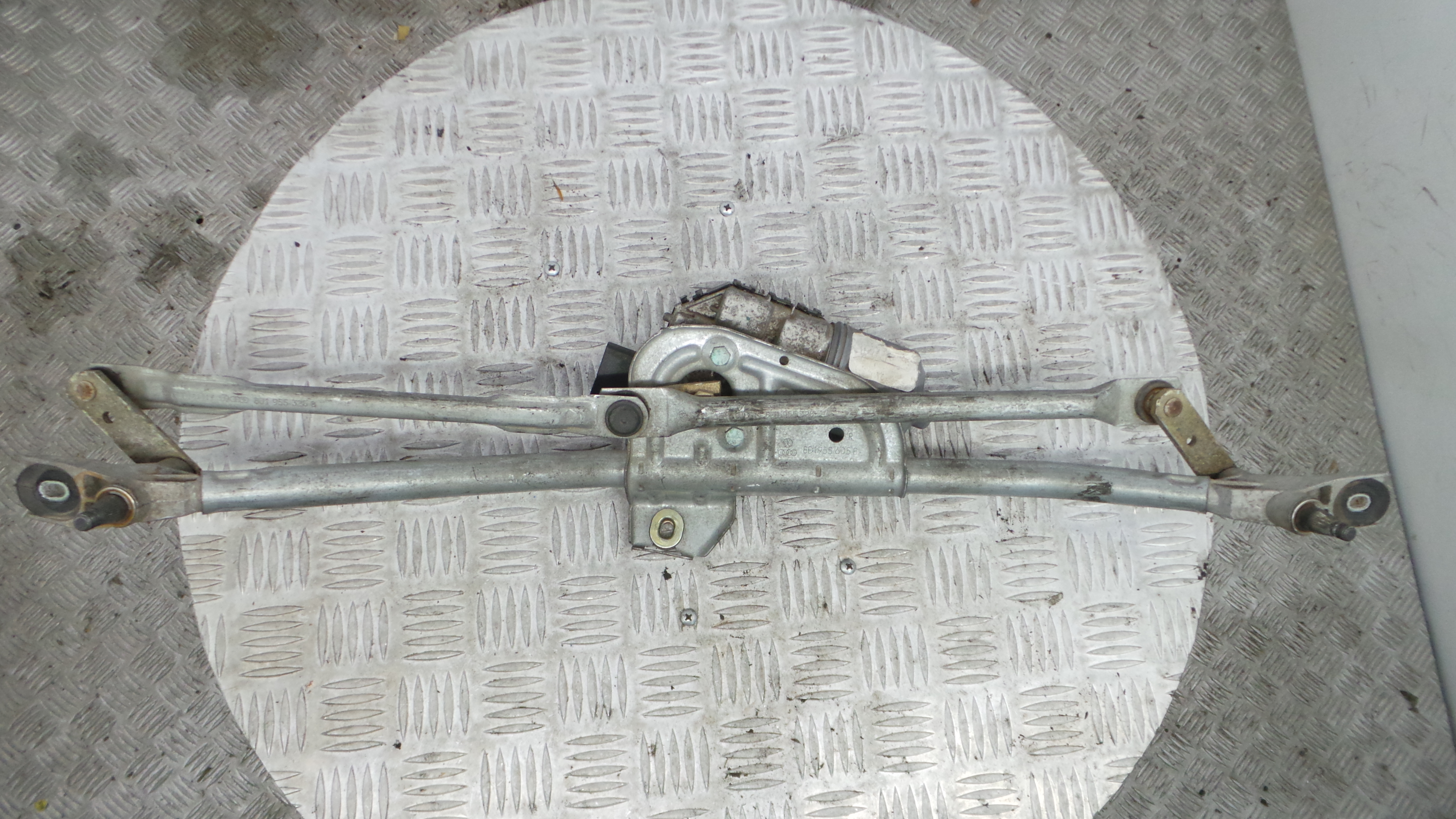 Motor Limpa Vidros Frente 8D1955605B - VW PASSAT B5.5 (3B3)-36371199 Motor Limpa Vidros Frente 8D1955605B - VW PASSAT B5.5 (3B3)-36371199