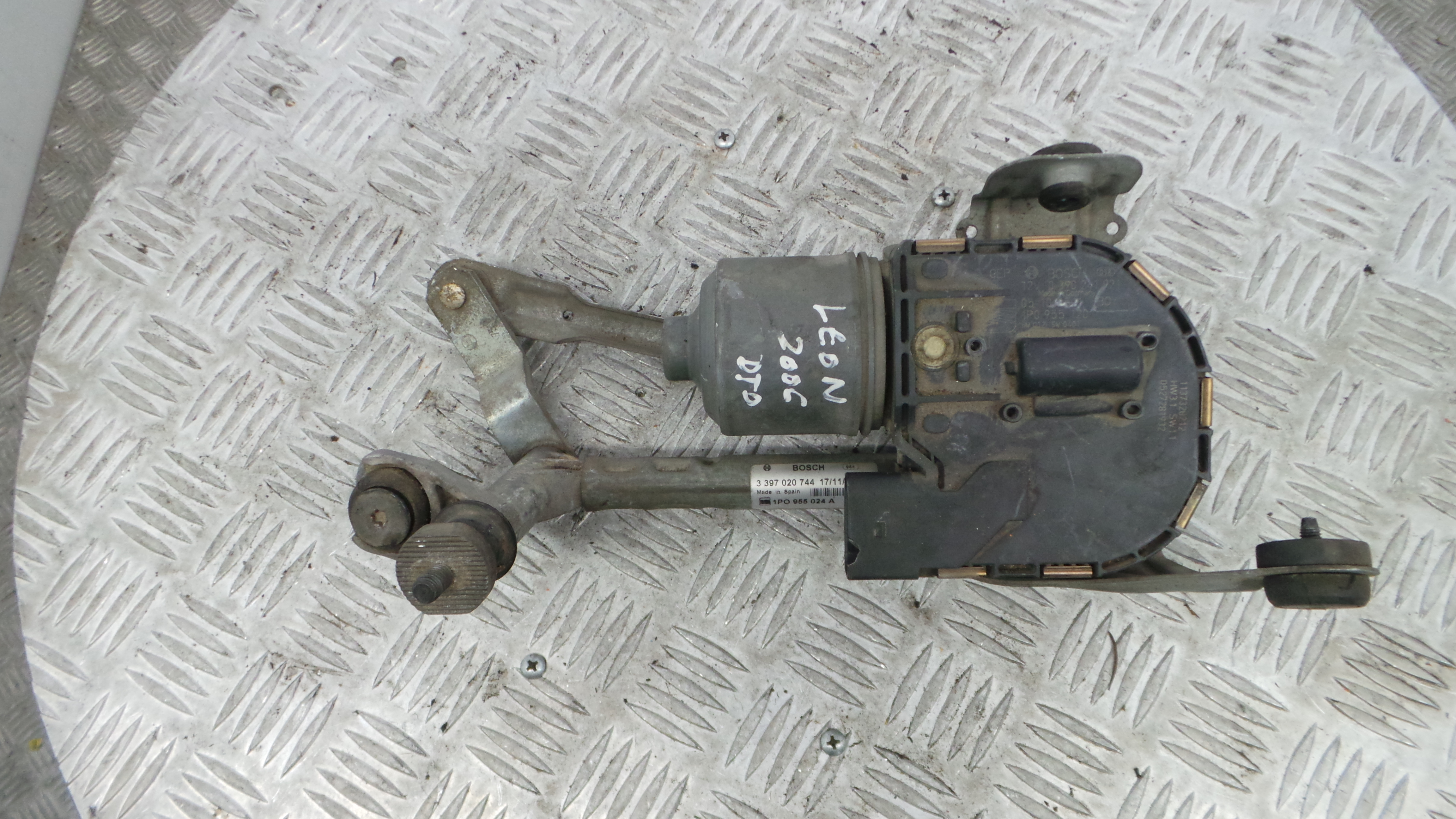 Motor Limpa Vidros Frente 1P0955024A - SEAT LEON (1P1)-36371490 Motor Limpa Vidros Frente 1P0955024A - SEAT LEON (1P1)-36371490