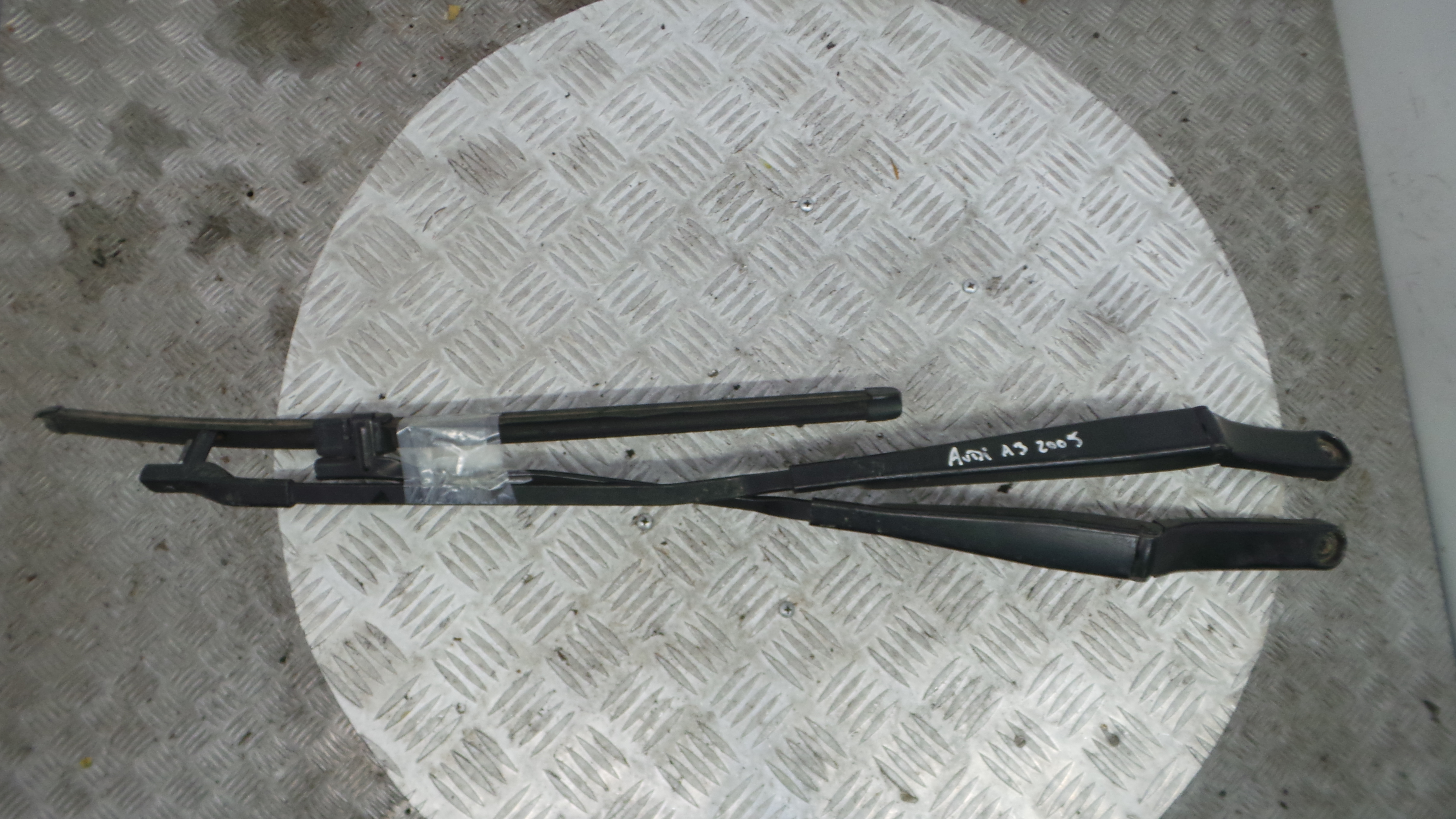 Braço Do Limpa-vidros 8P1955409E - AUDI A3 (8P1)-36385526