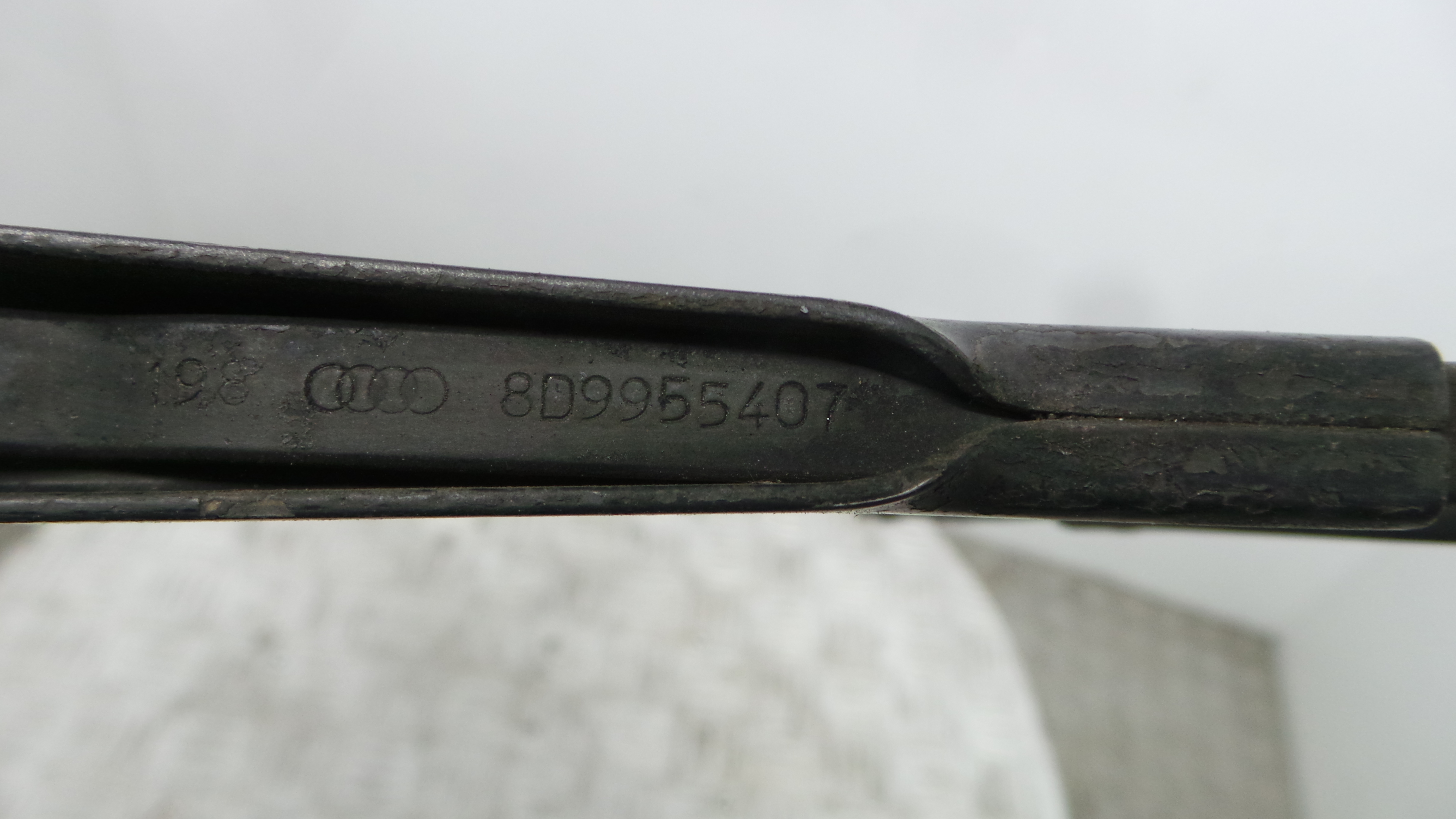 Braço Traseiro Para Brisas 8D9955407 - VW GOLF III (1H1), GOLF Mk III (1H1)-36385560