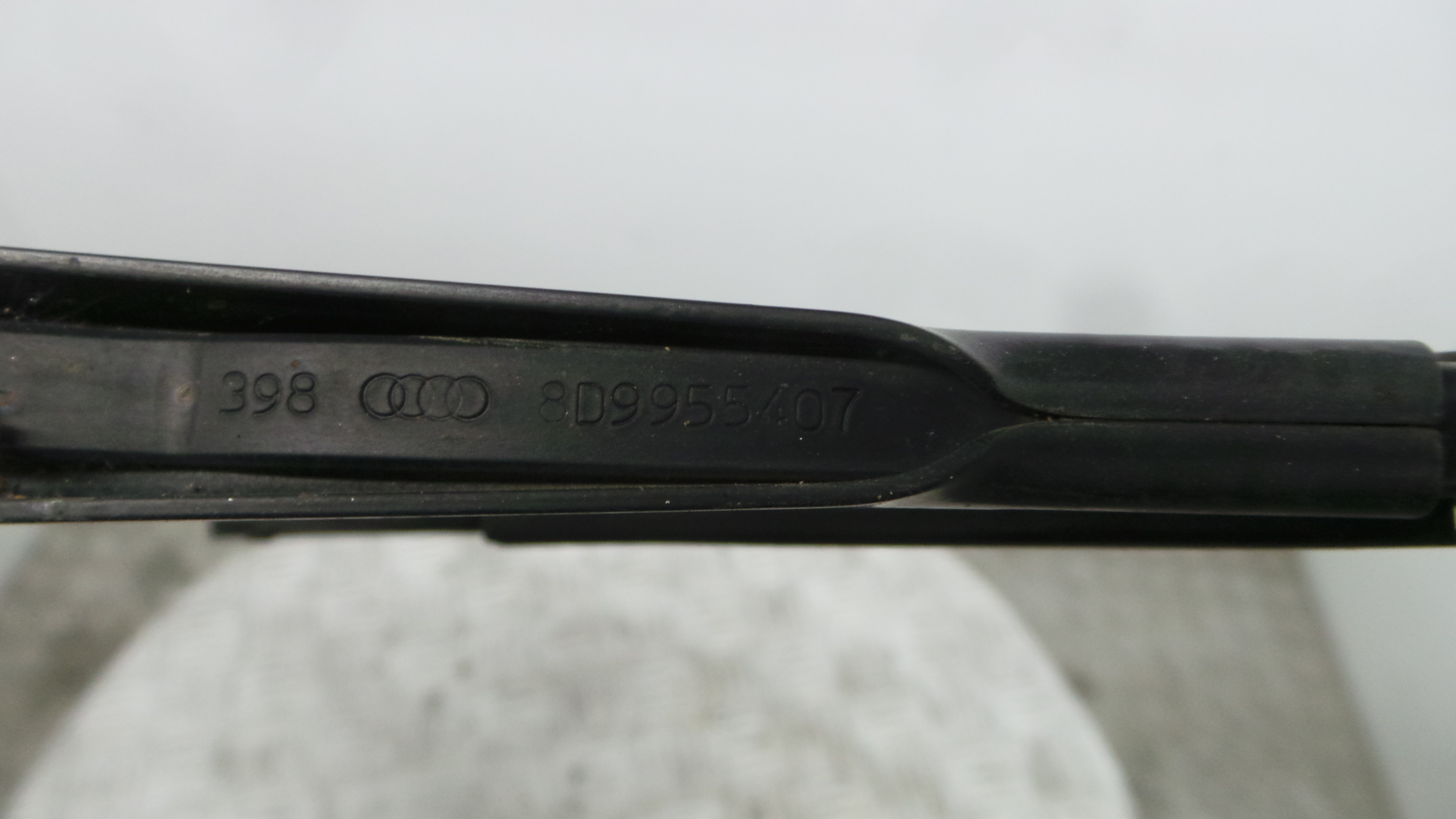 Braço Traseiro Para Brisas 8D9955407 - AUDI A3 (8L1)-36385565