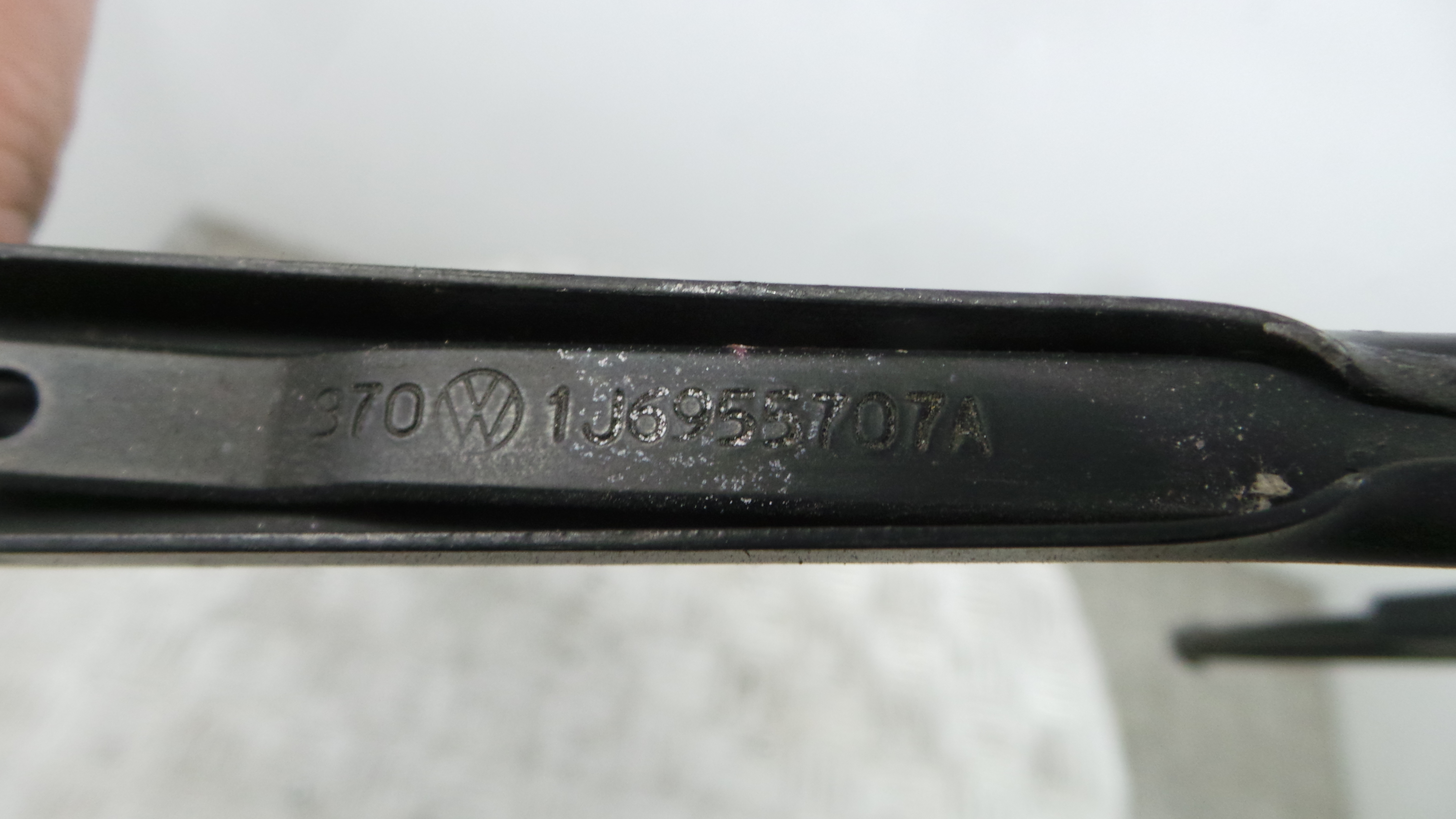 Braço Traseiro Para Brisas 1J6955707A - VW GOLF IV (1J1), GOLF Mk IV (1J1)-36385581