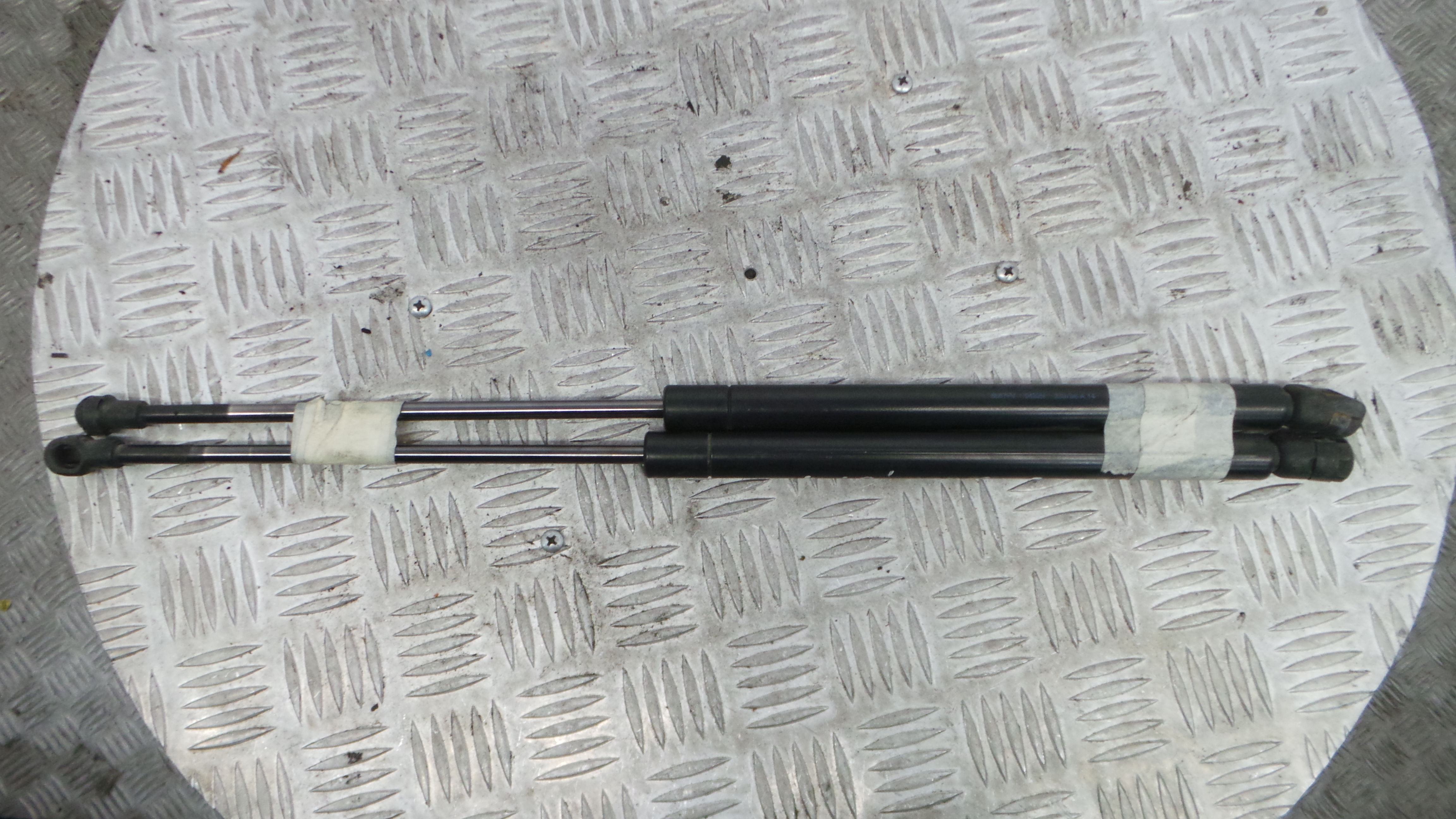 Amortecedor da Mala 8D9827552 - AUDI A3 (8L1)-36400919